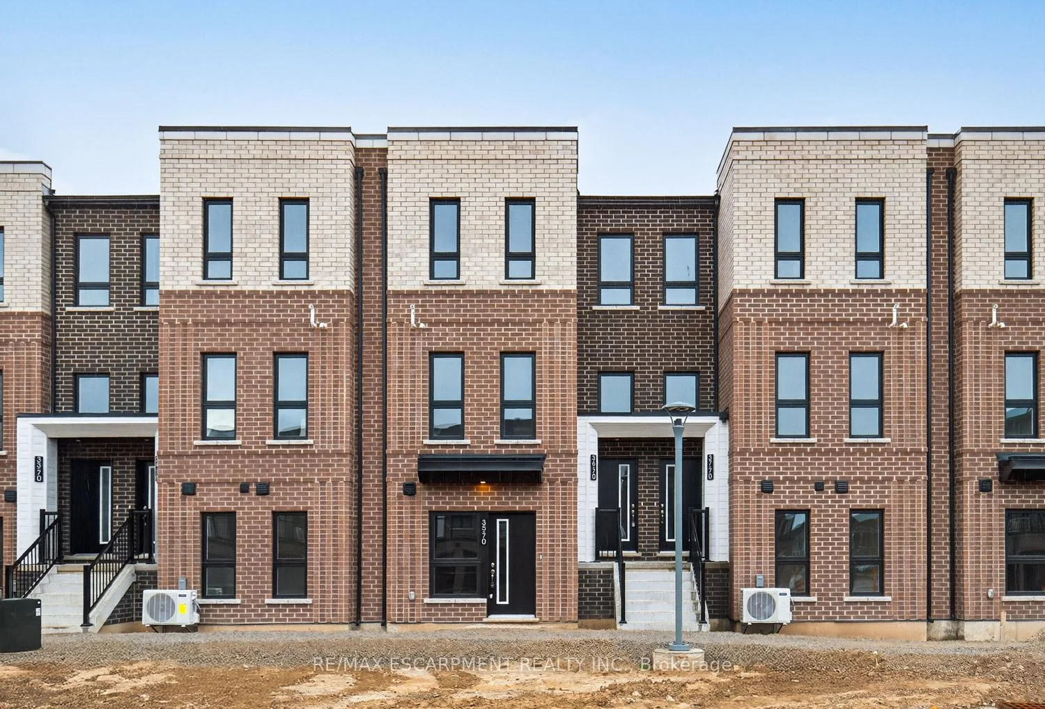 Photo 2 of Unit 36, 70 Kenesky Drive, Hamilton, Waterdown — HOMEH
