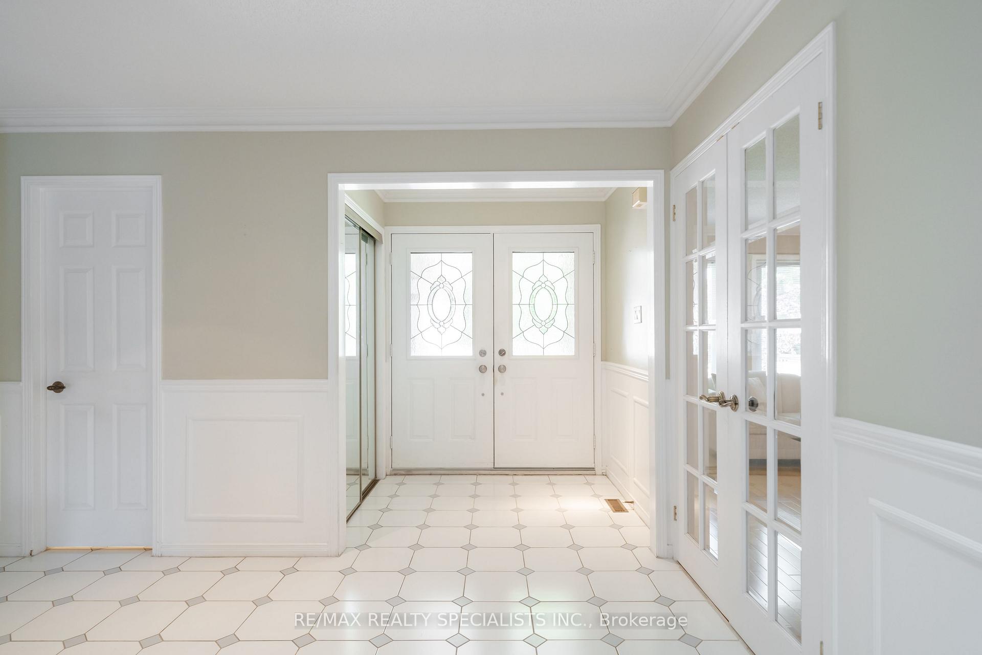 Photo 4 of 1311 Greenridge Circle, Oakville, Glen Abbey — HOMEH