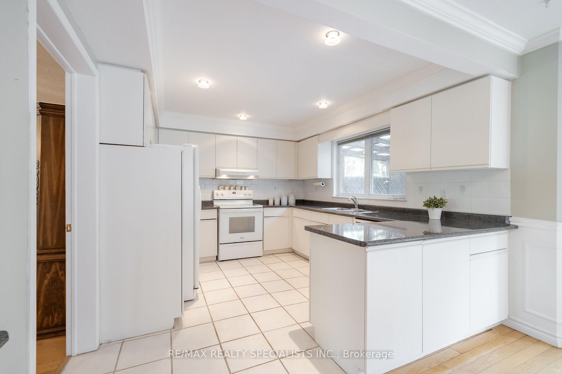 Photo 6 of 1311 Greenridge Circle, Oakville, Glen Abbey — HOMEH