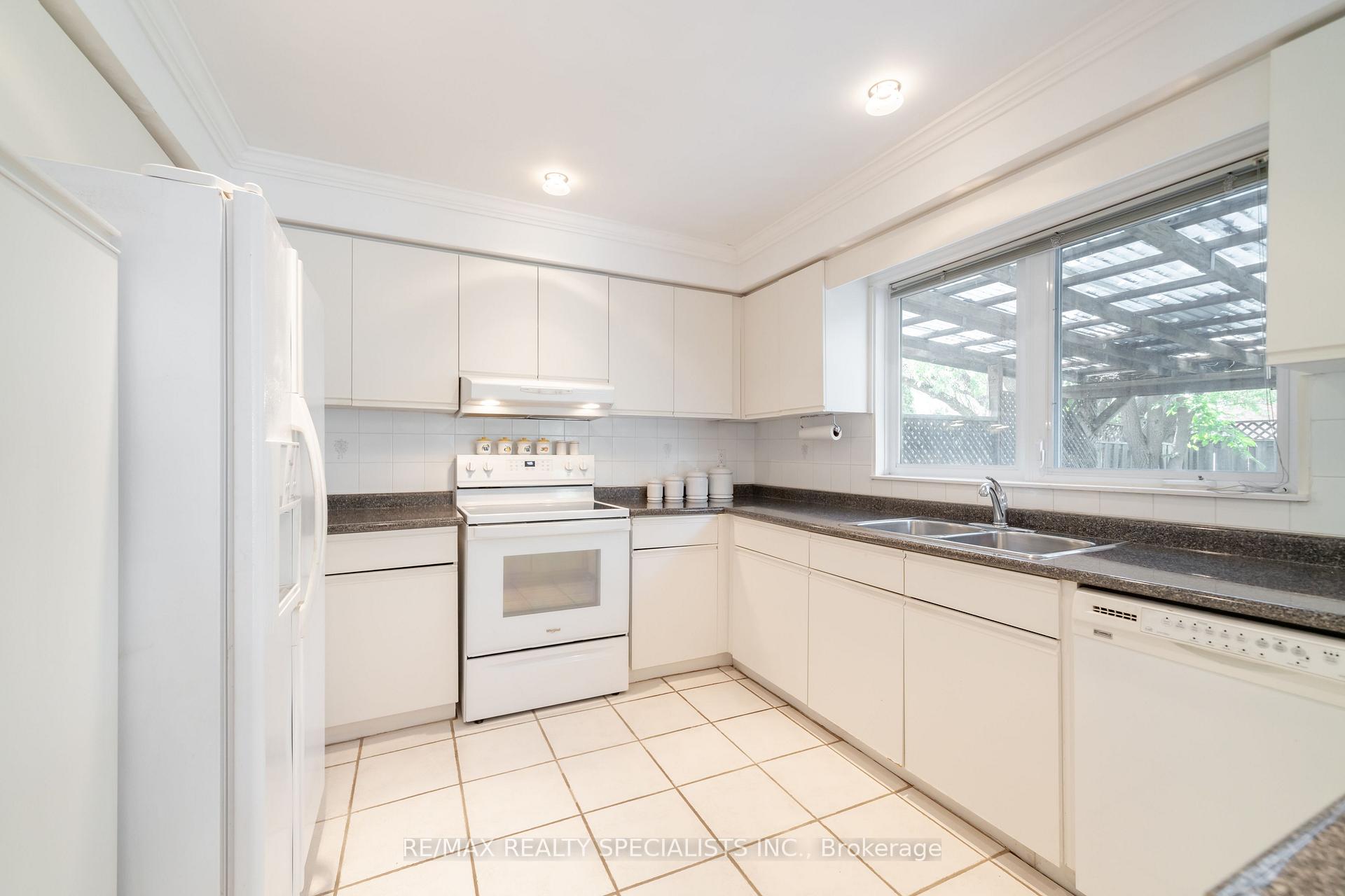 Photo 7 of 1311 Greenridge Circle, Oakville, Glen Abbey — HOMEH