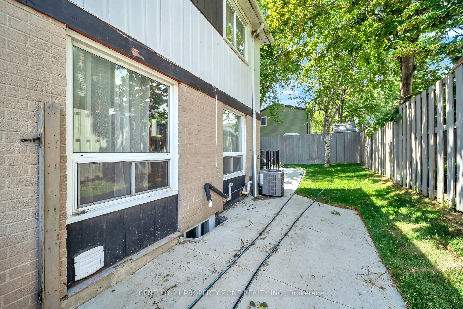 Photo 5 of 19 Horseshoe Court, Brampton, Central Park — HOMEH