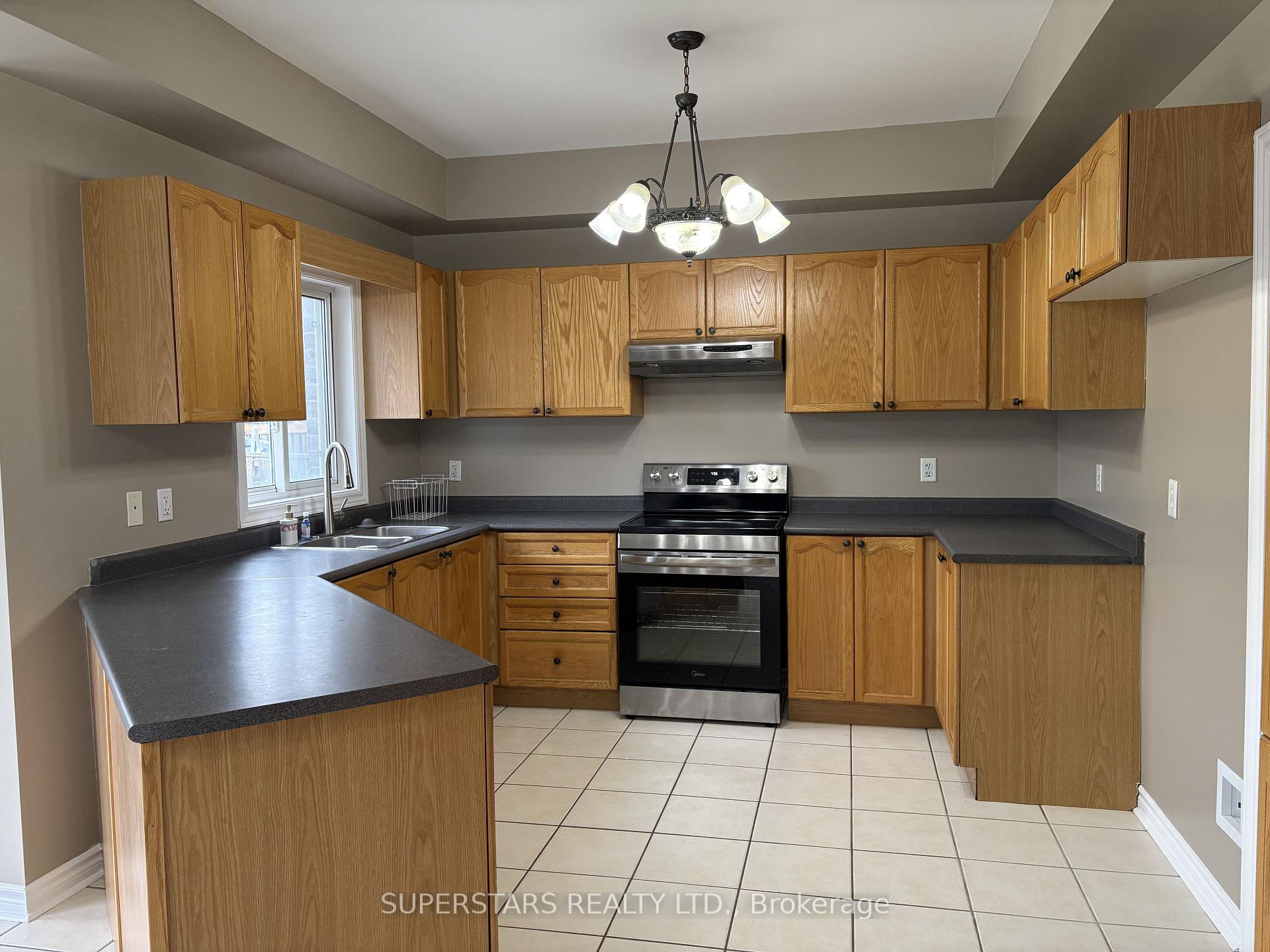 Photo 12 of 98 Joseph Crescent, Barrie, Painswick South — HOMEH