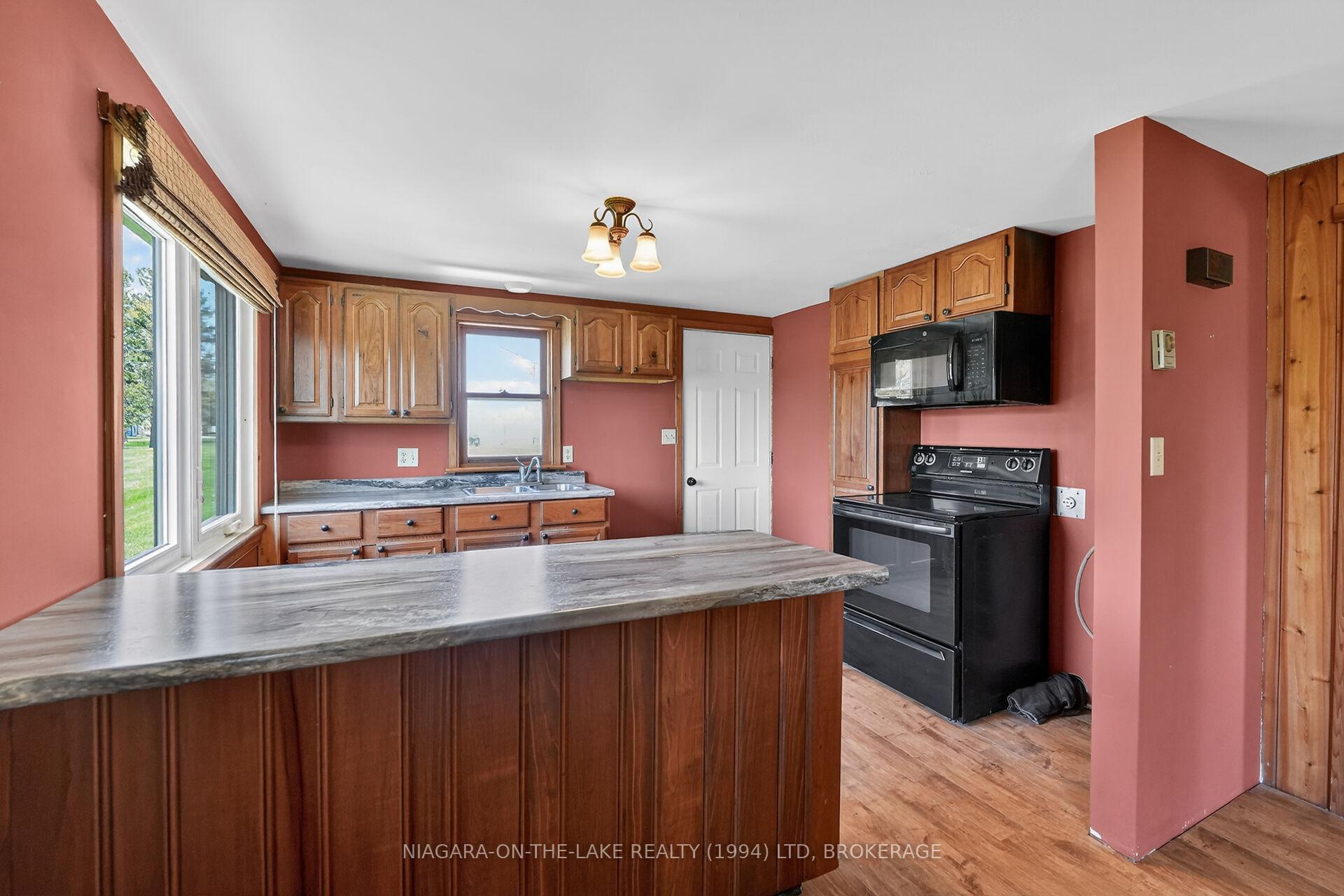 Photo 2 of 527 Empire Road, Port Colborne, Sherkston — HOMEH