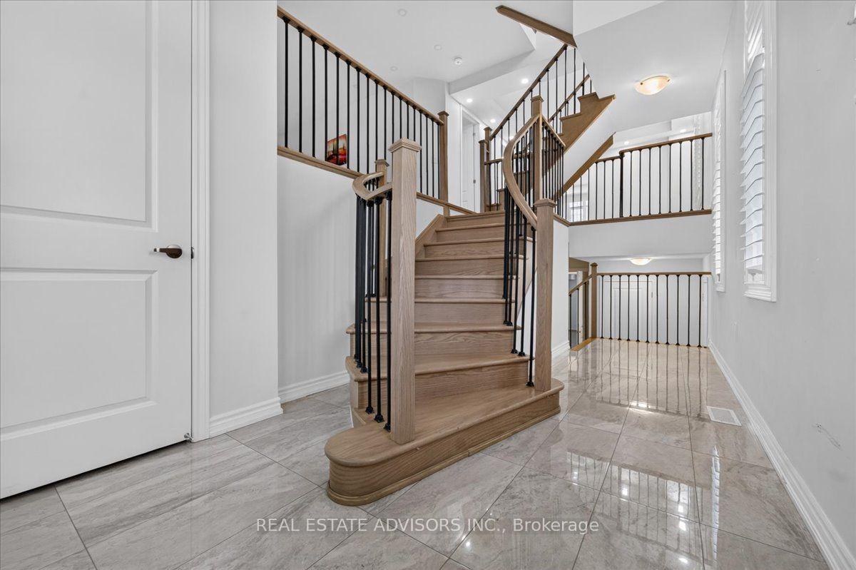 Photo 33 of 574 Queen Mary Drive, Brampton, Northwest Brampton — HOMEH