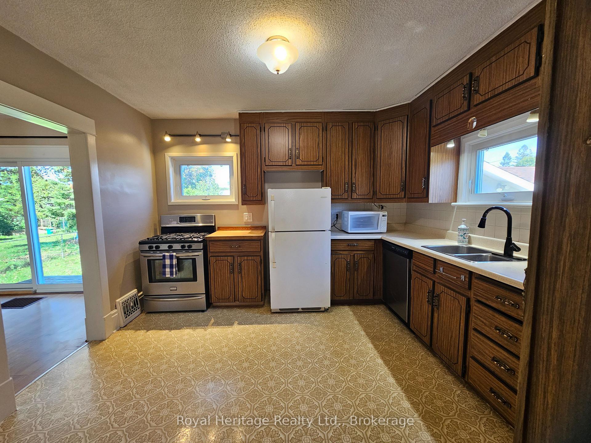 Photo 5 of 102 Catharine Street, Belleville, Belleville Ward — HOMEH