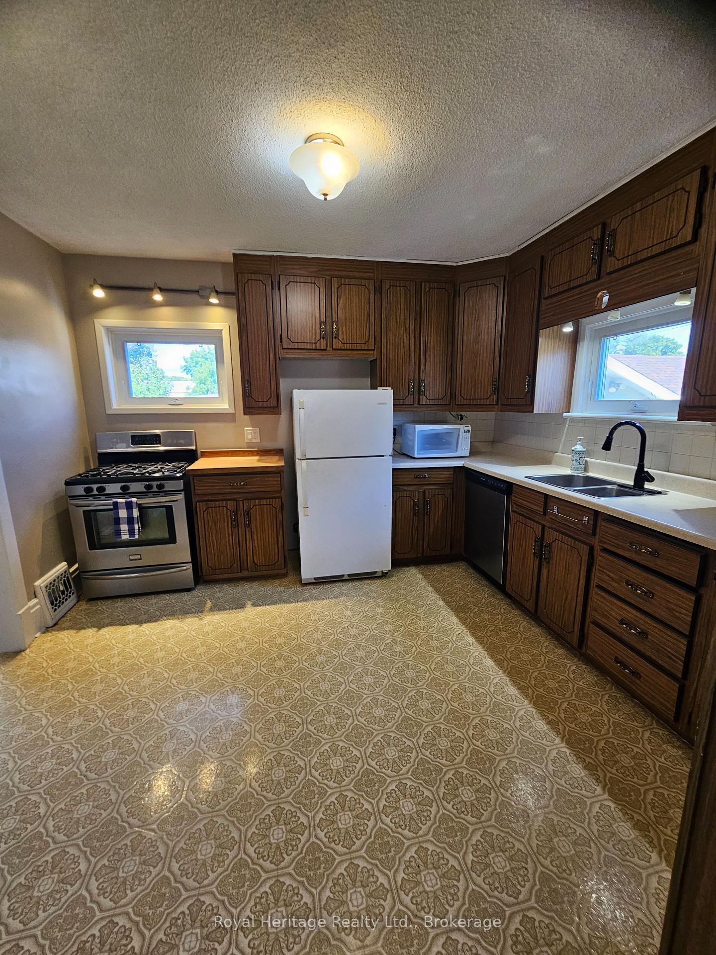 Photo 7 of 102 Catharine Street, Belleville, Belleville Ward — HOMEH