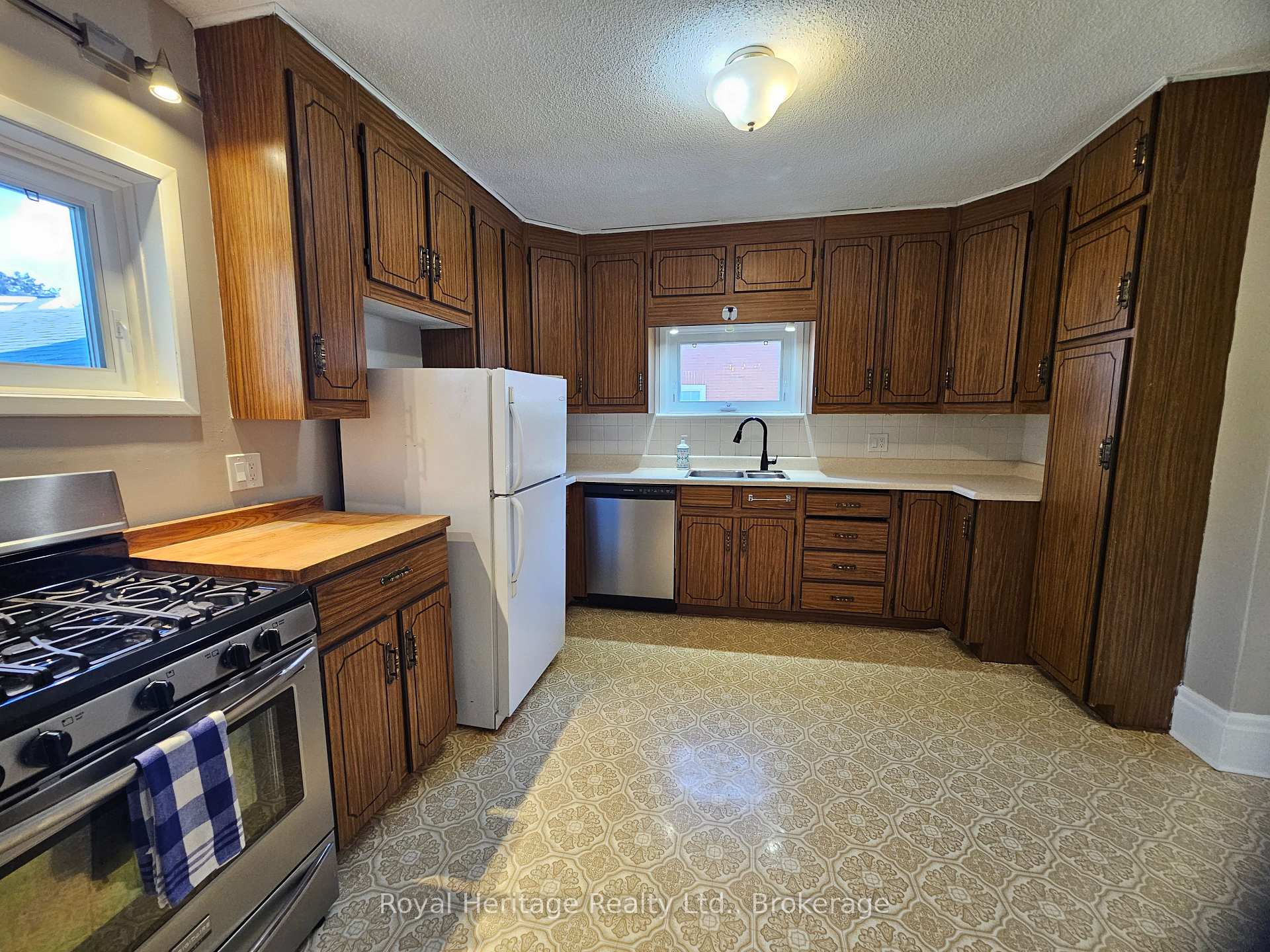 Photo 6 of 102 Catharine Street, Belleville, Belleville Ward — HOMEH
