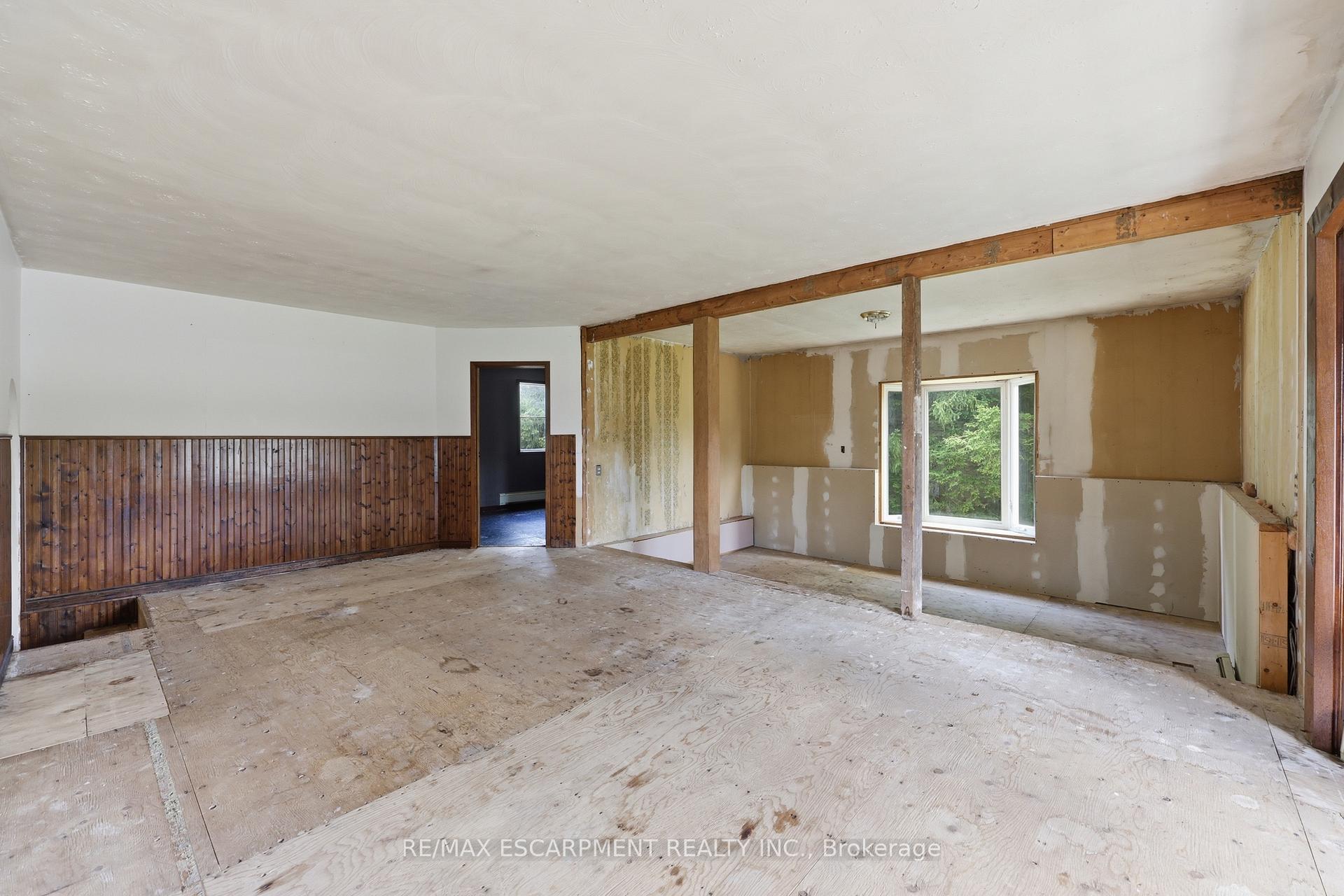 Photo 19 of 8404 Chippewa Road, Hamilton, Mount Hope — HOMEH