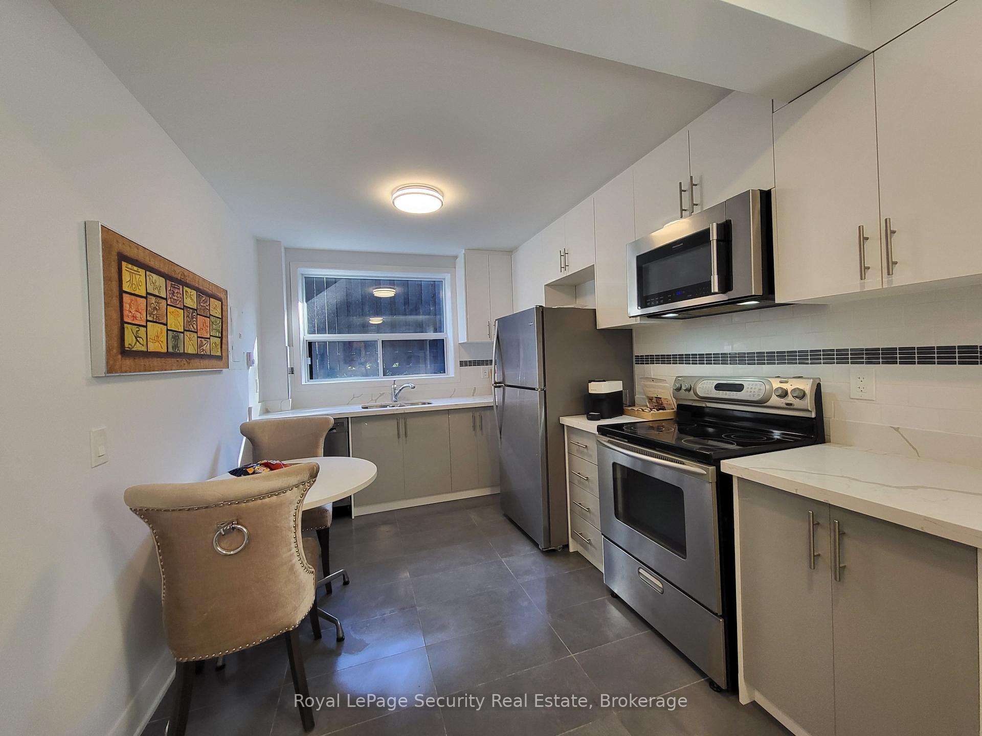Photo 3 of Unit 2, 328 Lakeshore Road, Mississauga, Port Credit — HOMEH