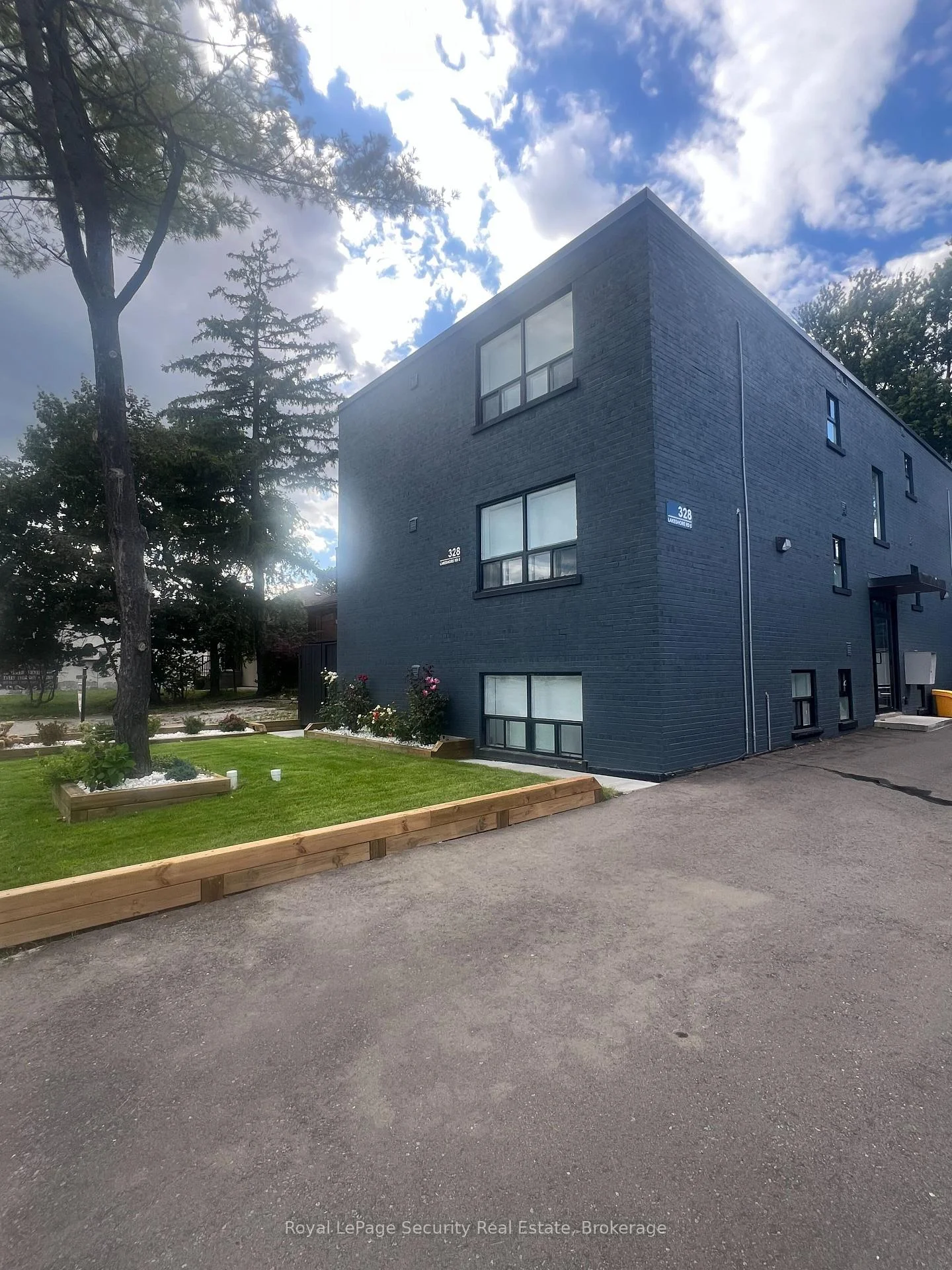 Photo 2 of Unit 2, 328 Lakeshore Road, Mississauga, Port Credit — HOMEH