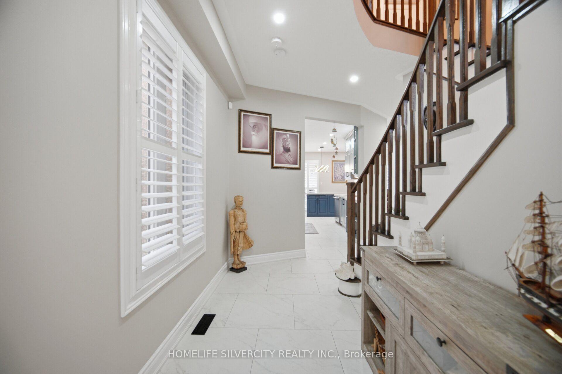 Photo 8 of 11 Swales Crescent, Brampton, Sandringham-Wellington — HOMEH