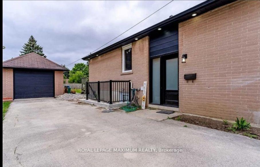 Photo 2 of Unit Upper Level, 8 Lawrence Crescent, Brampton, Bram East — HOMEH