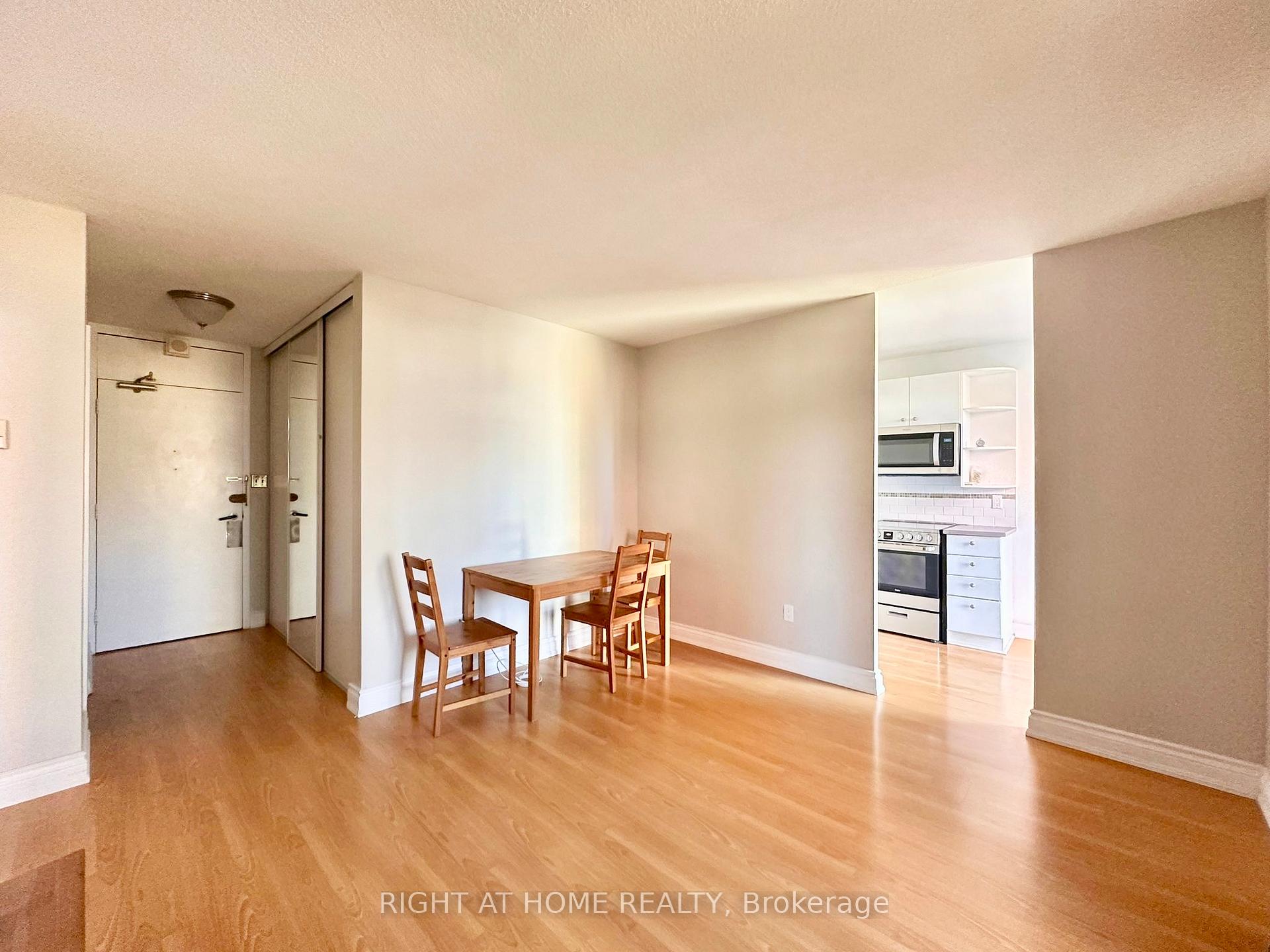 Front of Unit 909, 40 Homewood Avenue