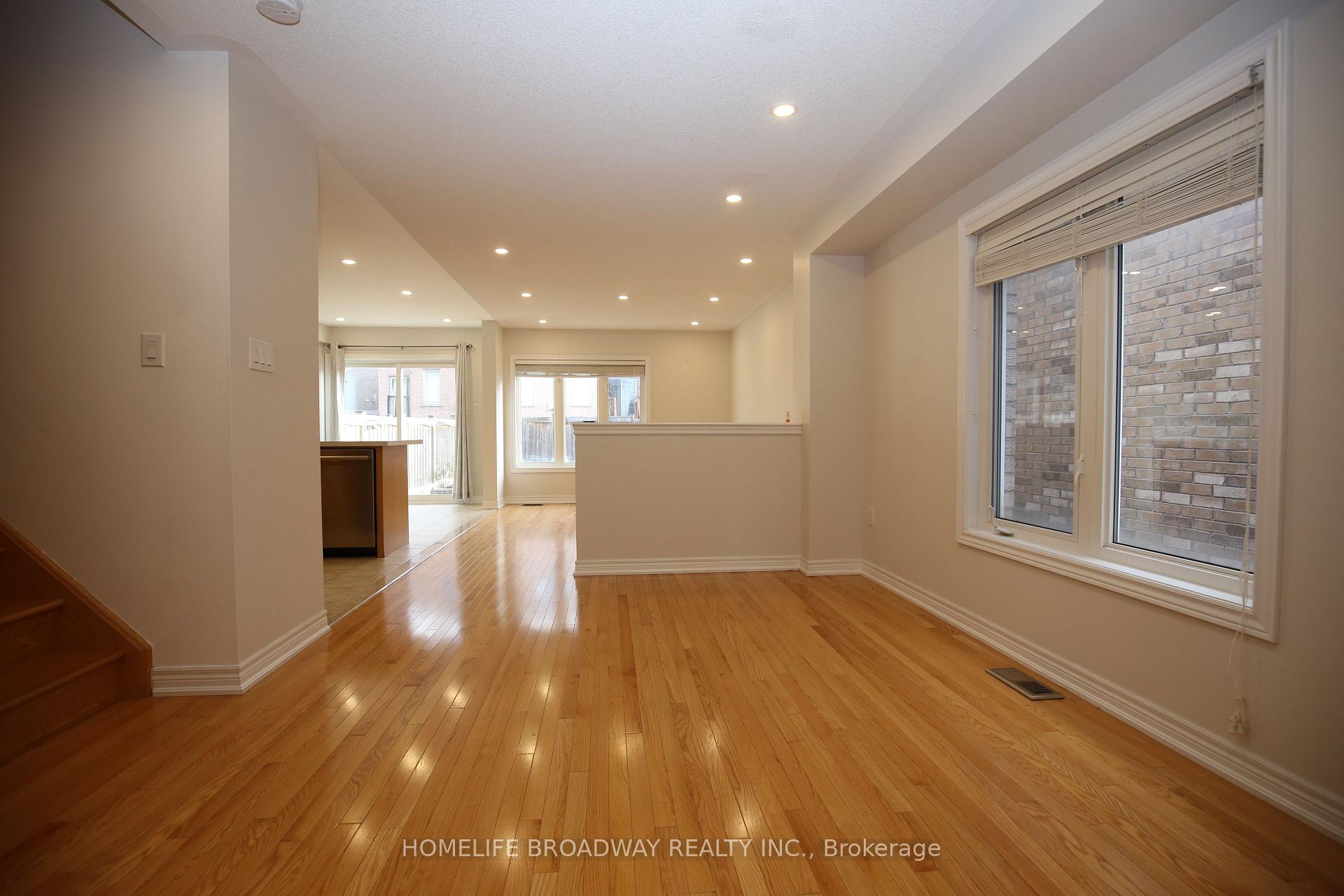 Photo 2 of 21 Barli Crescent, Vaughan, Patterson — HOMEH