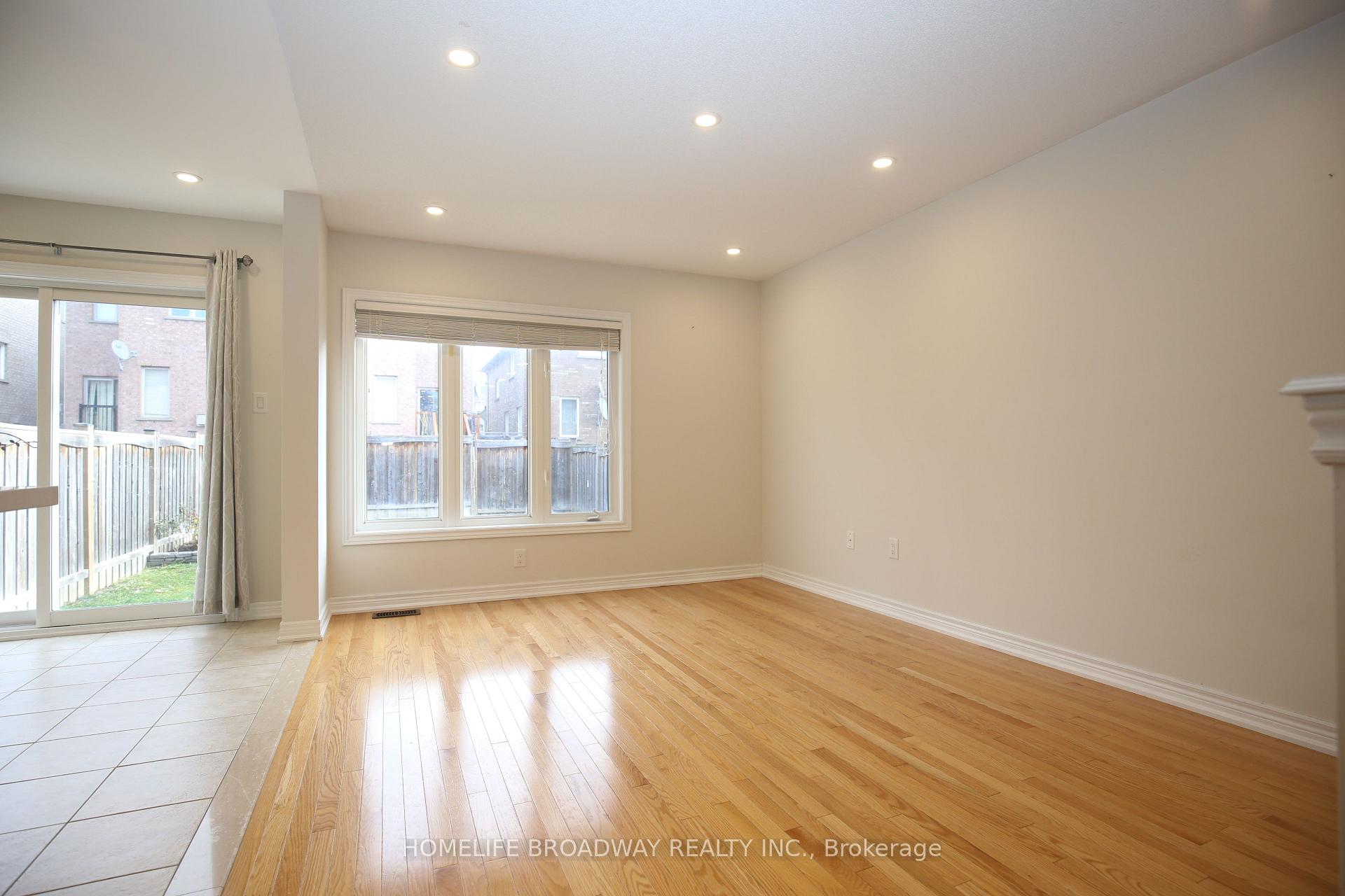 Photo 3 of 21 Barli Crescent, Vaughan, Patterson — HOMEH