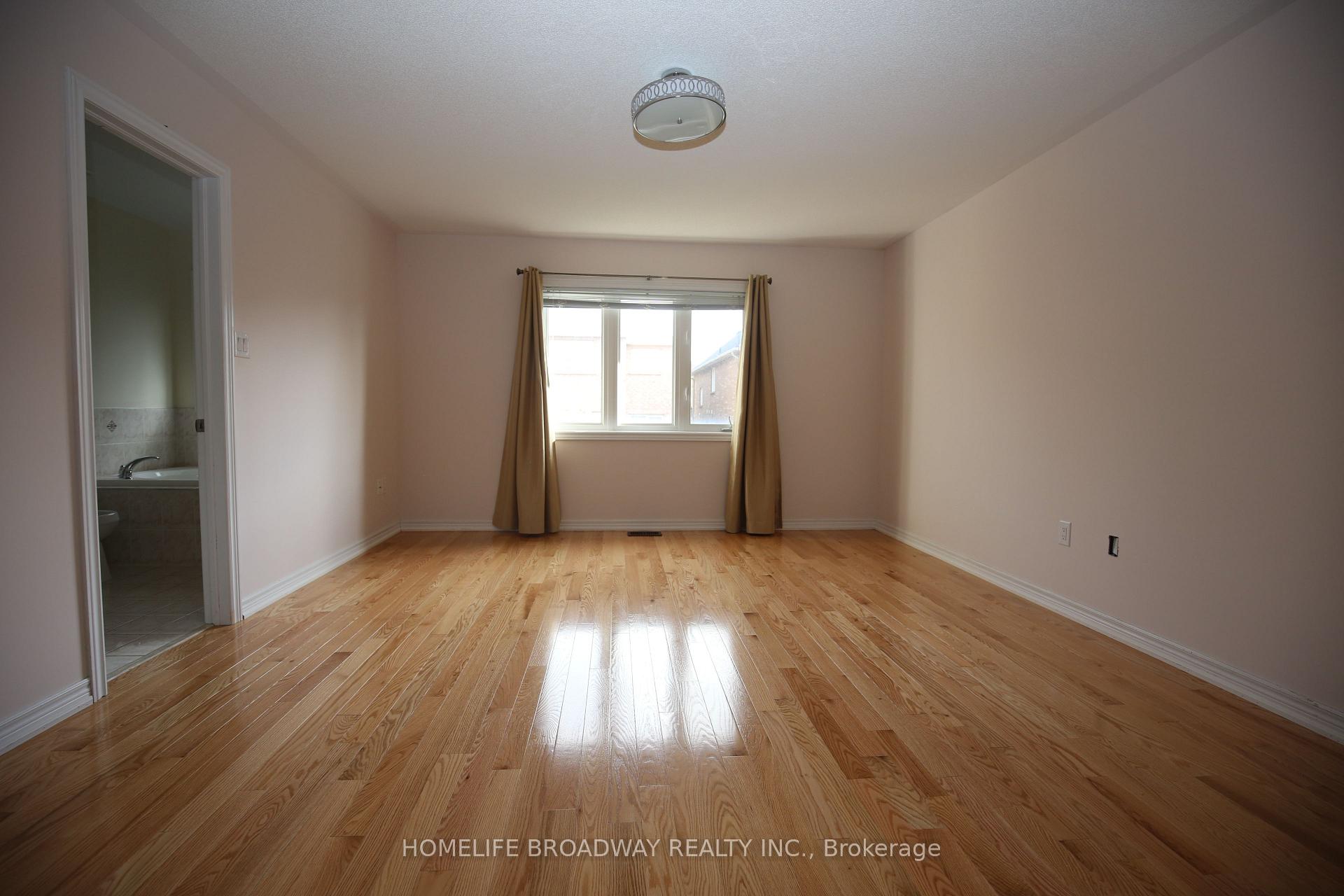 Photo 7 of 21 Barli Crescent, Vaughan, Patterson — HOMEH