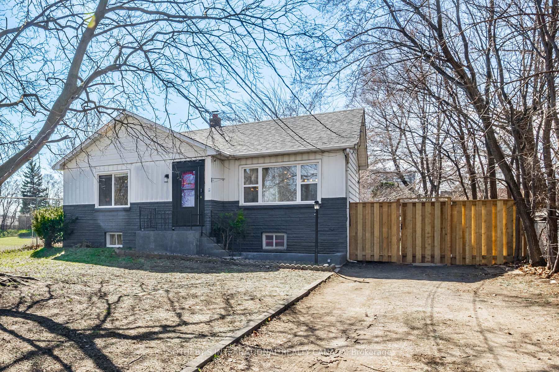 Photo 3 of 4075A Lawrence Avenue E, Scarborough, West Hill — HOMEH
