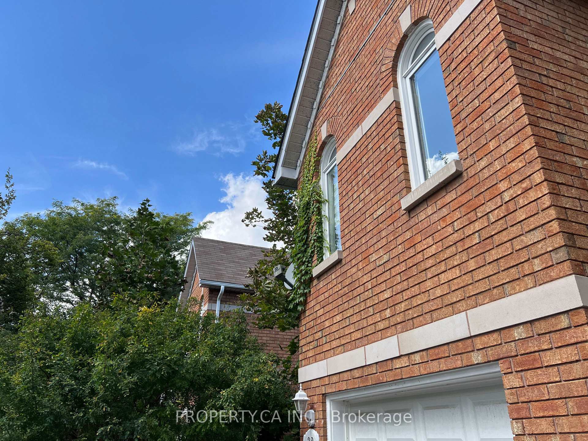 Photo 4 of 32 Brownstone Circle, Vaughan, Crestwood-Springfarm-Yorkhill — HOMEH