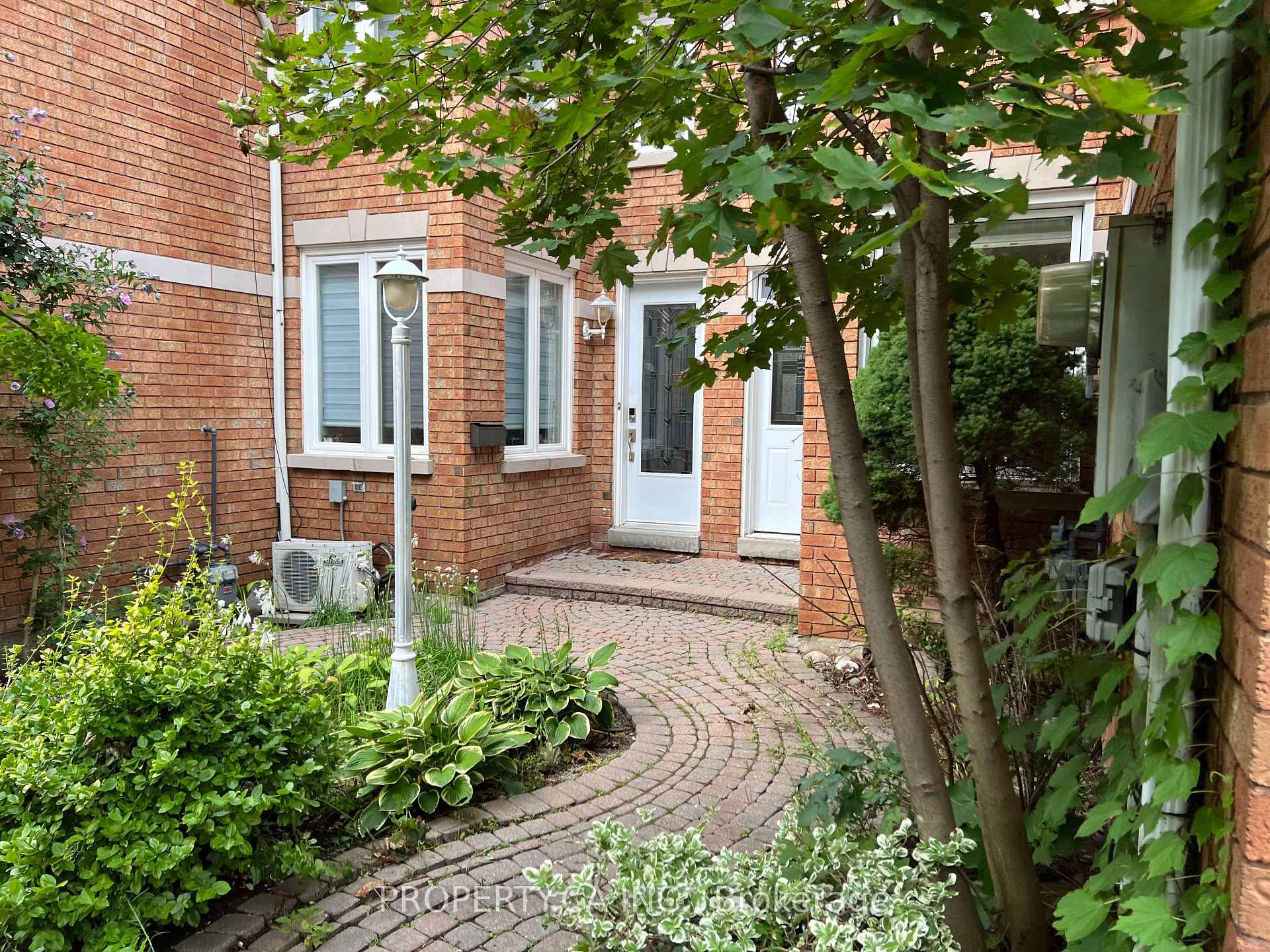Photo 7 of 32 Brownstone Circle, Vaughan, Crestwood-Springfarm-Yorkhill — HOMEH