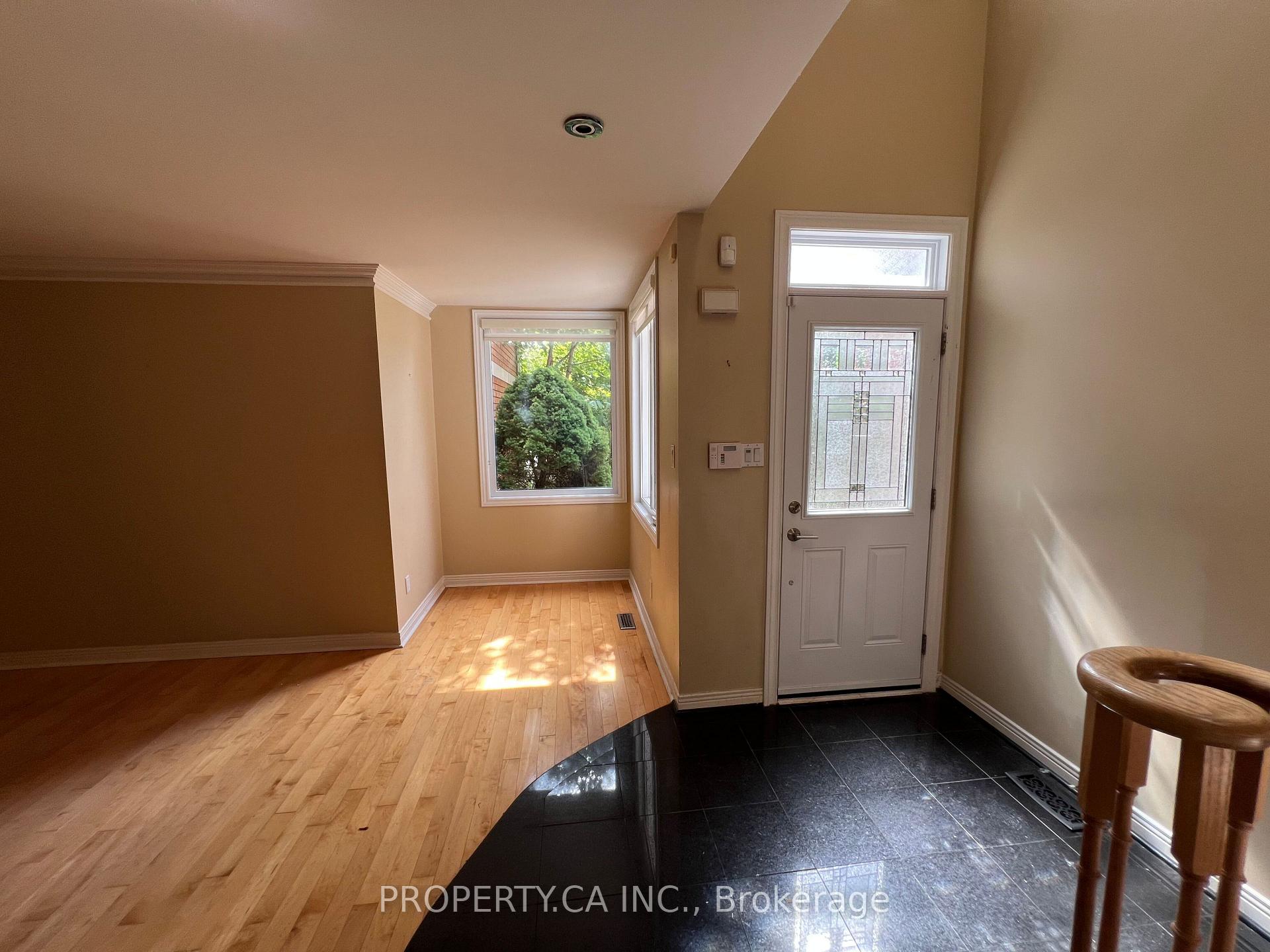 Photo 12 of 32 Brownstone Circle, Vaughan, Crestwood-Springfarm-Yorkhill — HOMEH