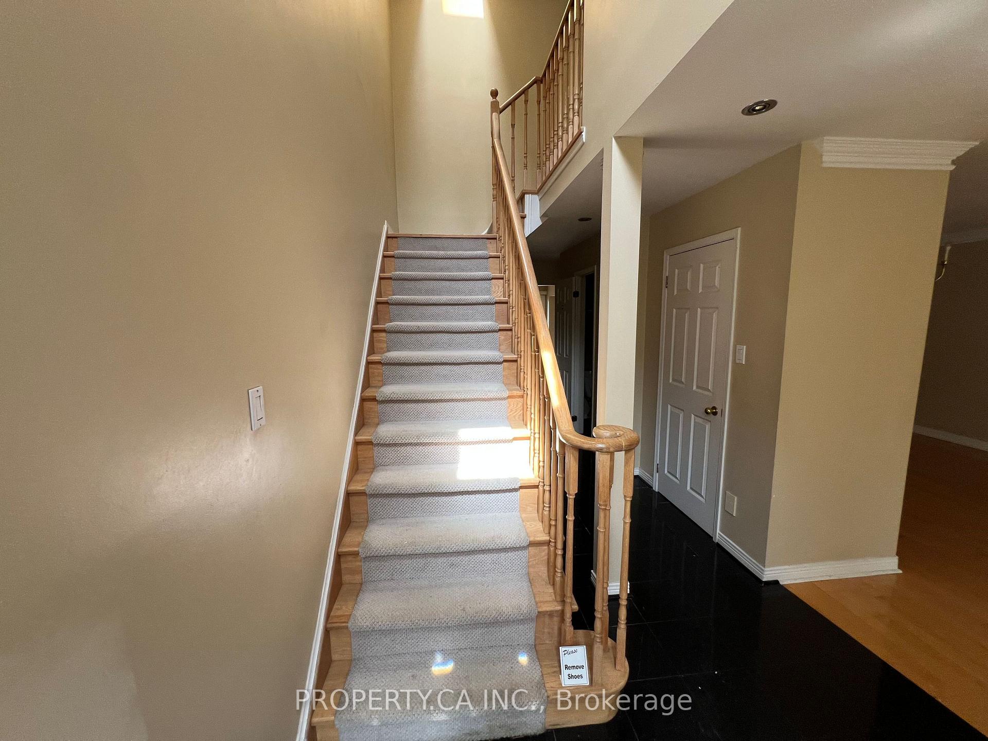 Photo 14 of 32 Brownstone Circle, Vaughan, Crestwood-Springfarm-Yorkhill — HOMEH