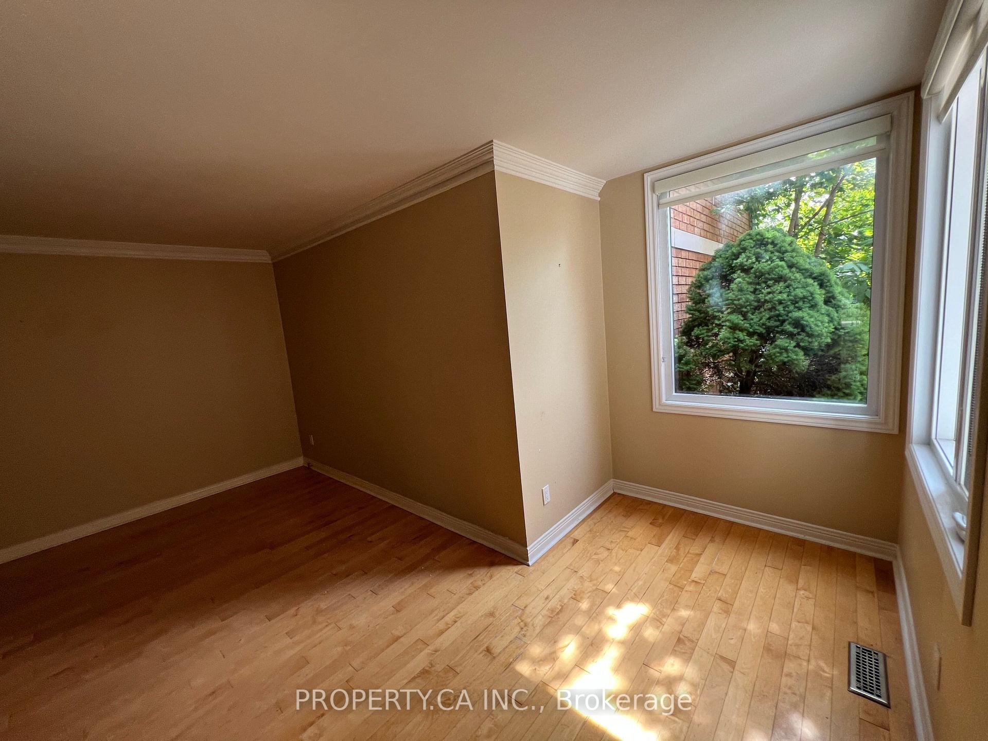 Photo 18 of 32 Brownstone Circle, Vaughan, Crestwood-Springfarm-Yorkhill — HOMEH