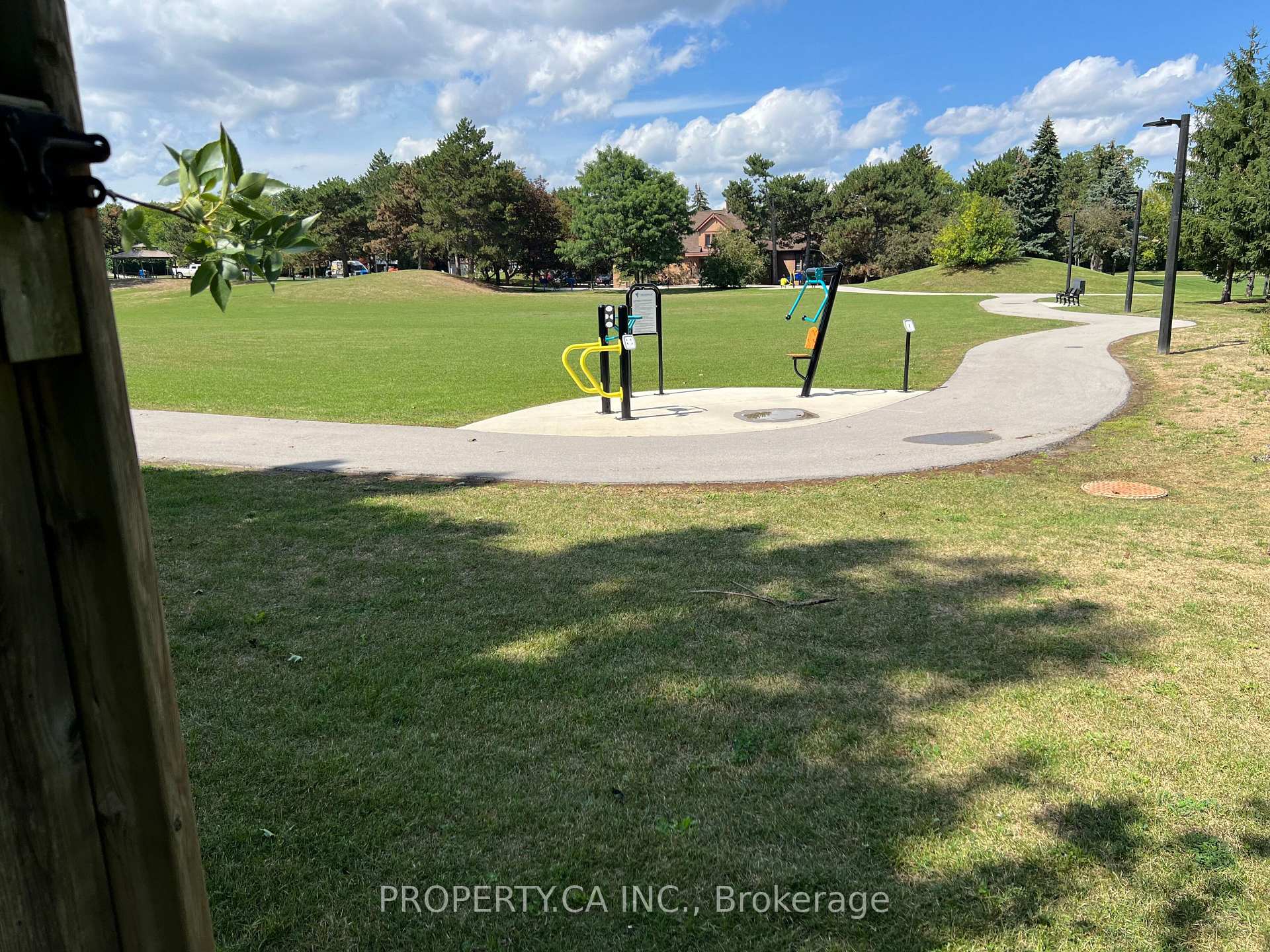 Photo 38 of 32 Brownstone Circle, Vaughan, Crestwood-Springfarm-Yorkhill — HOMEH
