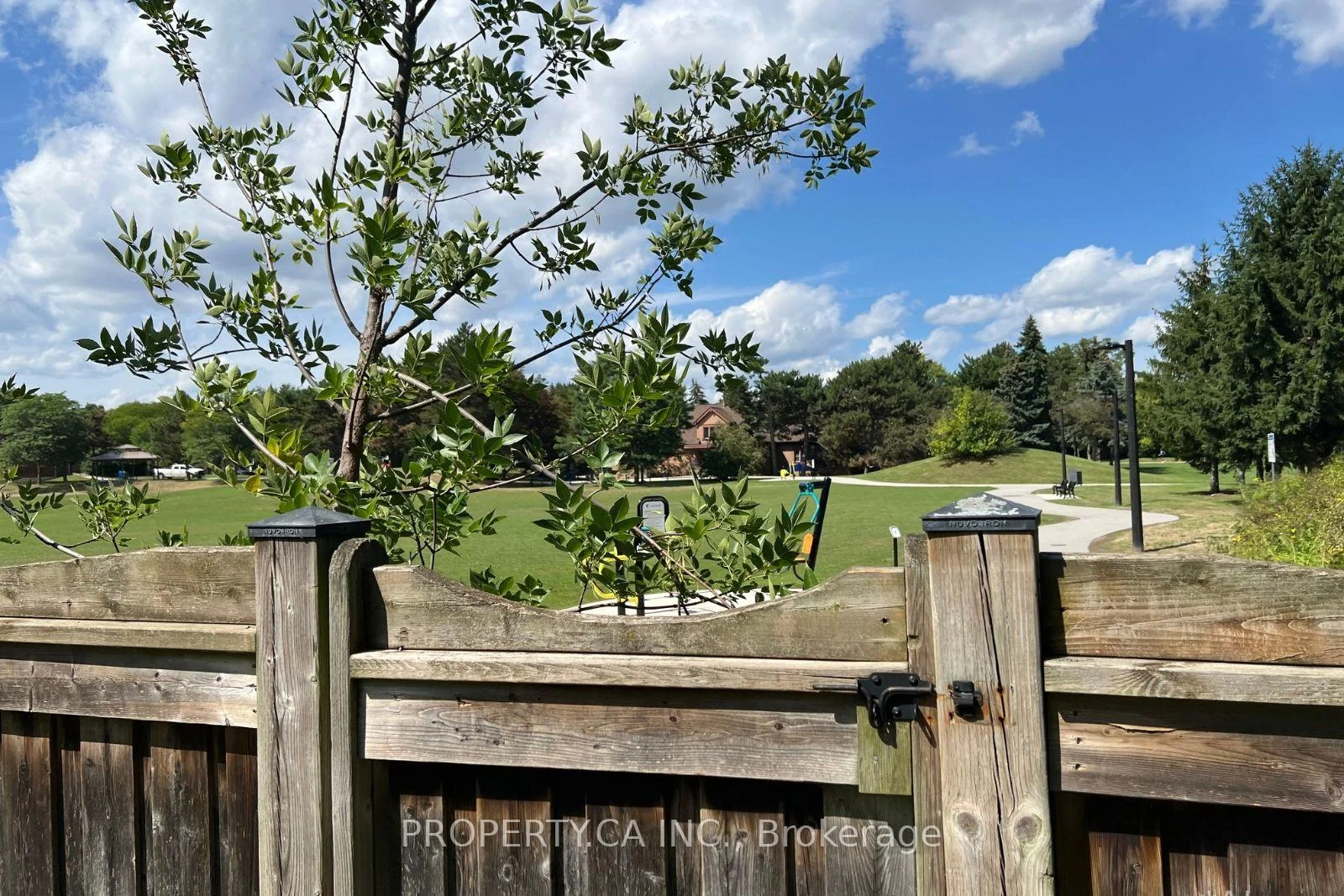 Photo 43 of 32 Brownstone Circle, Vaughan, Crestwood-Springfarm-Yorkhill — HOMEH