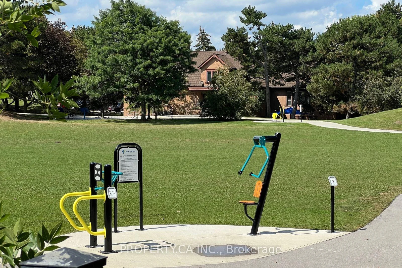 Photo 45 of 32 Brownstone Circle, Vaughan, Crestwood-Springfarm-Yorkhill — HOMEH
