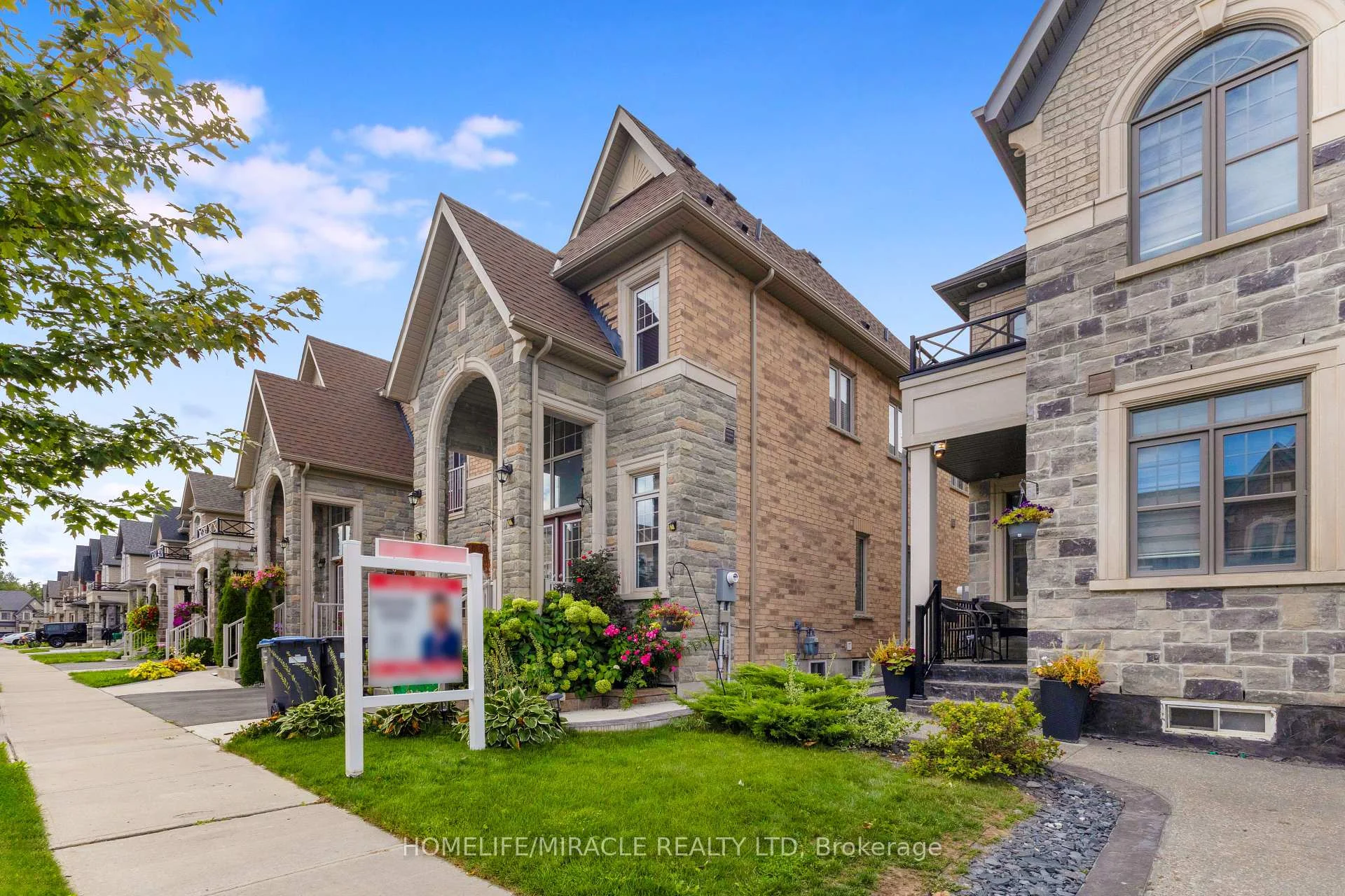 Photo 3 of Unit Upper, 106 Dolobram Trail, Brampton, Northwest Brampton — HOMEH