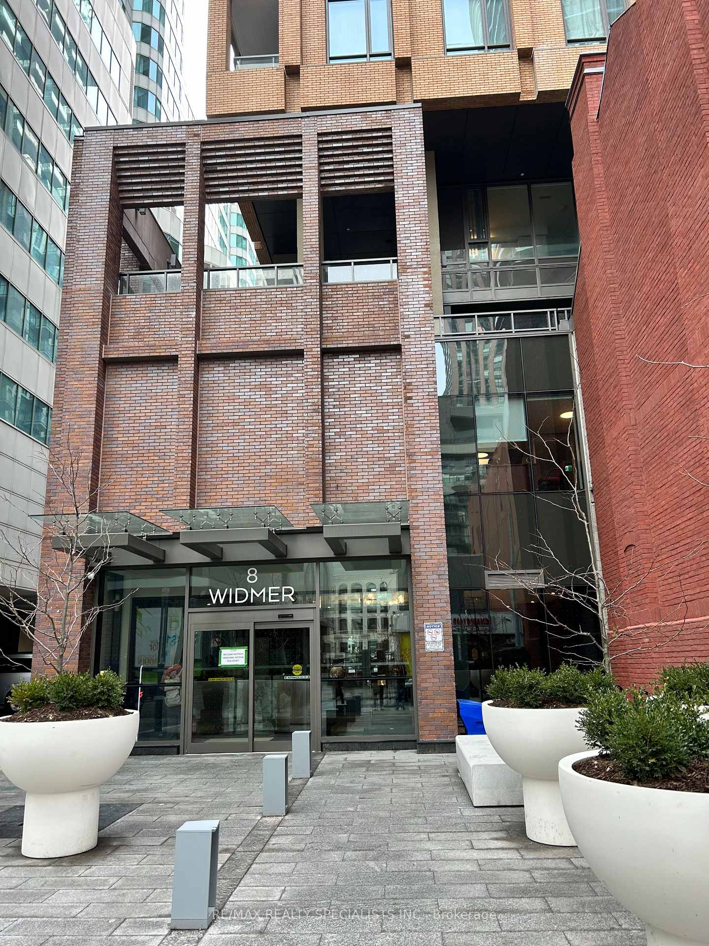 Front of Unit 915, 8 Widmer Street