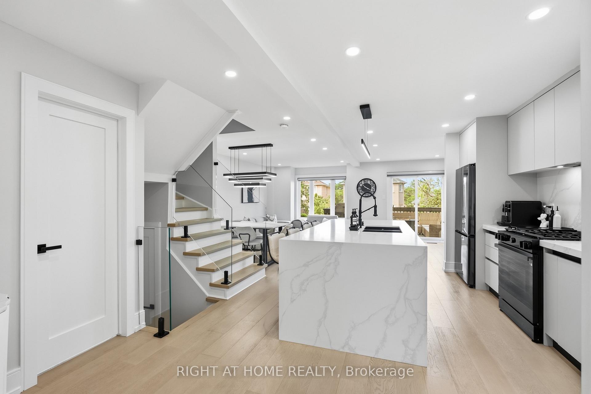Photo 4 of 217 Rosanna Crescent, Vaughan, Maple — HOMEH