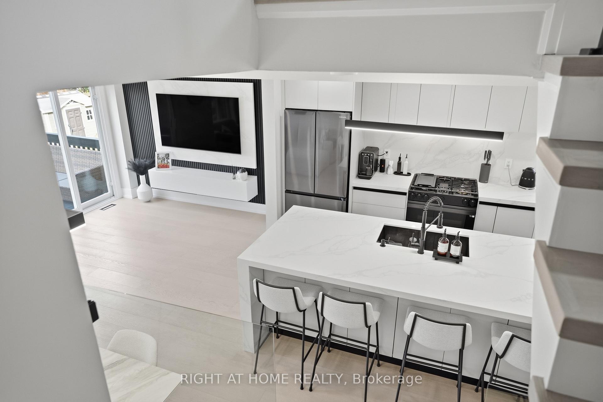 Photo 5 of 217 Rosanna Crescent, Vaughan, Maple — HOMEH
