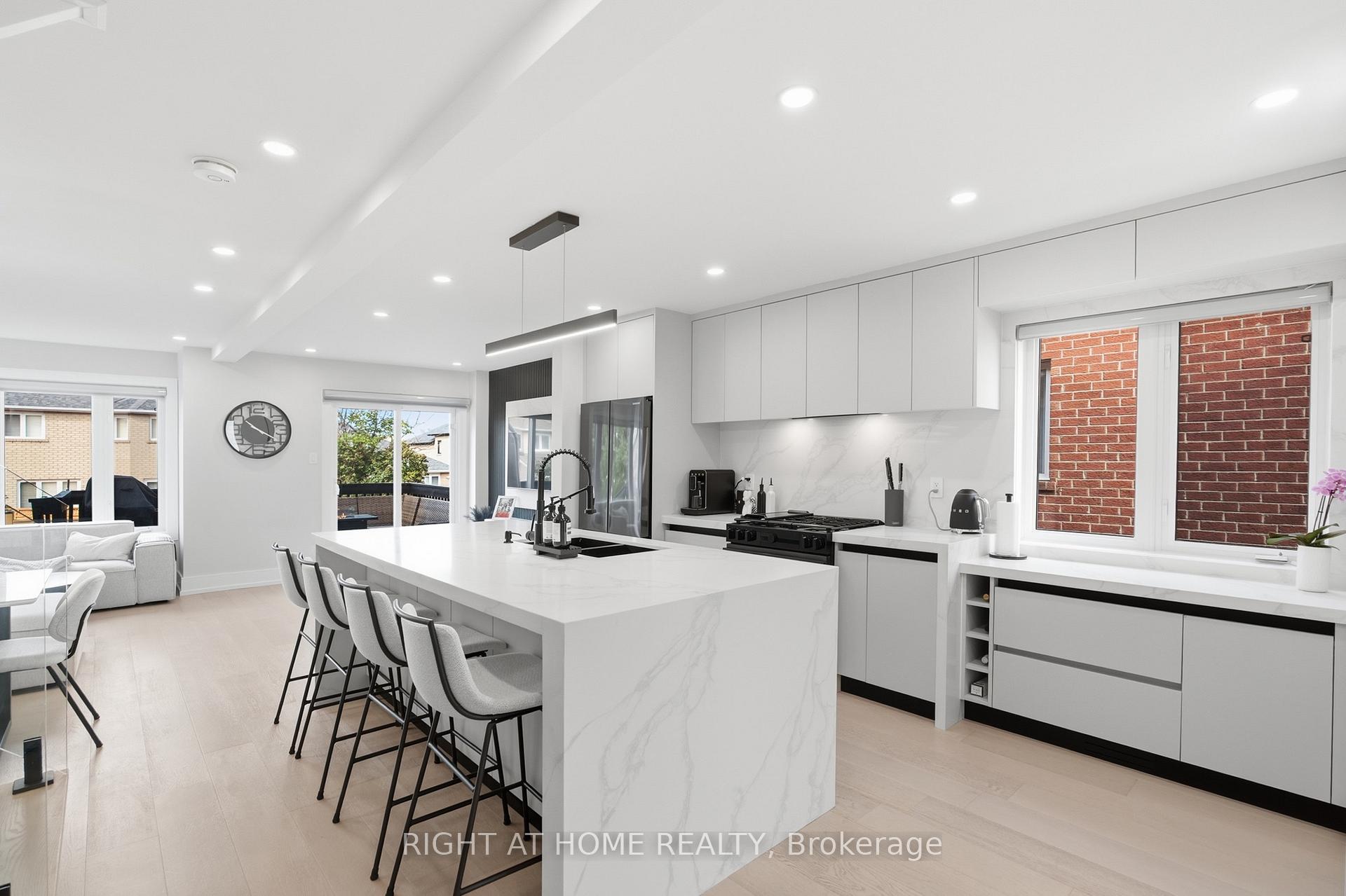 Photo 6 of 217 Rosanna Crescent, Vaughan, Maple — HOMEH