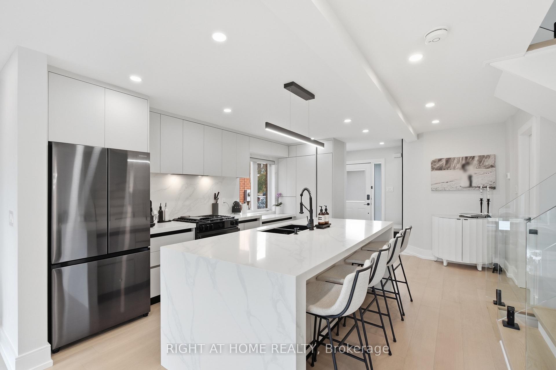 Photo 7 of 217 Rosanna Crescent, Vaughan, Maple — HOMEH