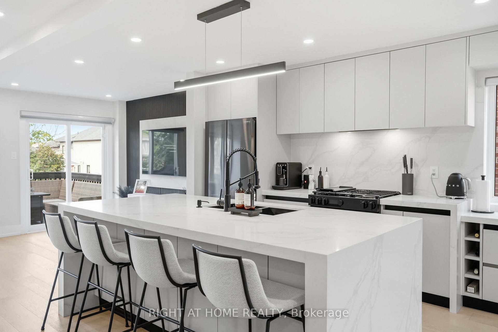 Photo 8 of 217 Rosanna Crescent, Vaughan, Maple — HOMEH