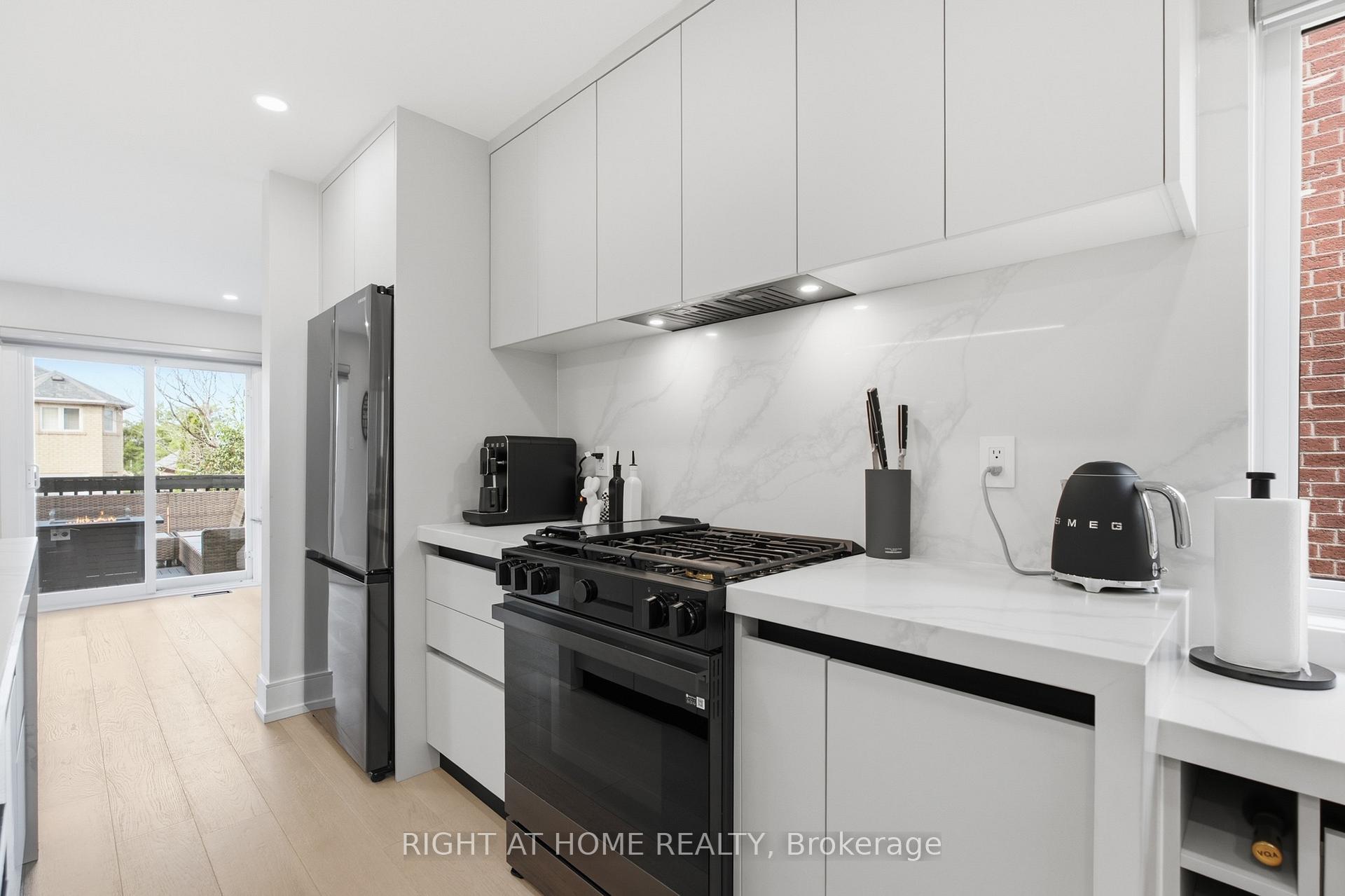 Photo 10 of 217 Rosanna Crescent, Vaughan, Maple — HOMEH