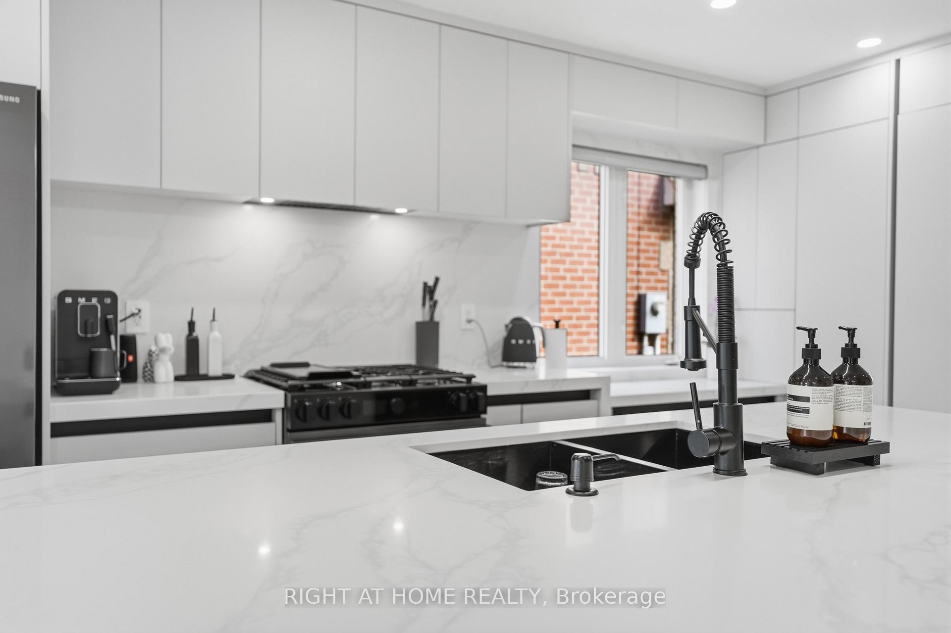 Photo 13 of 217 Rosanna Crescent, Vaughan, Maple — HOMEH
