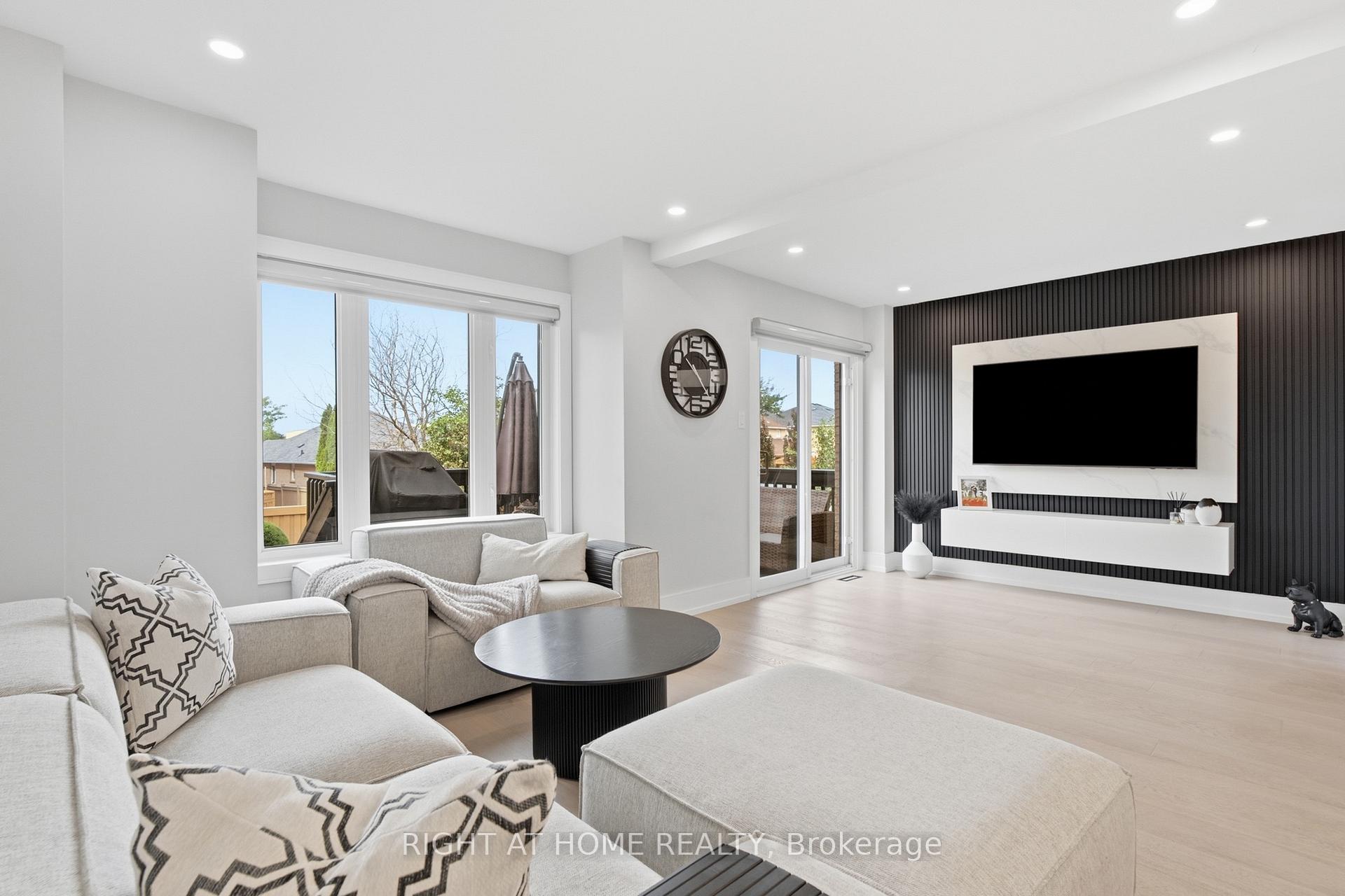 Photo 18 of 217 Rosanna Crescent, Vaughan, Maple — HOMEH