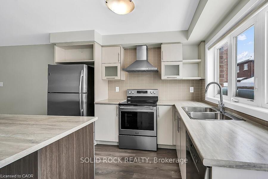 Photo 14 of 457 Queen Mary Drive, Brampton, Northwest Brampton — HOMEH