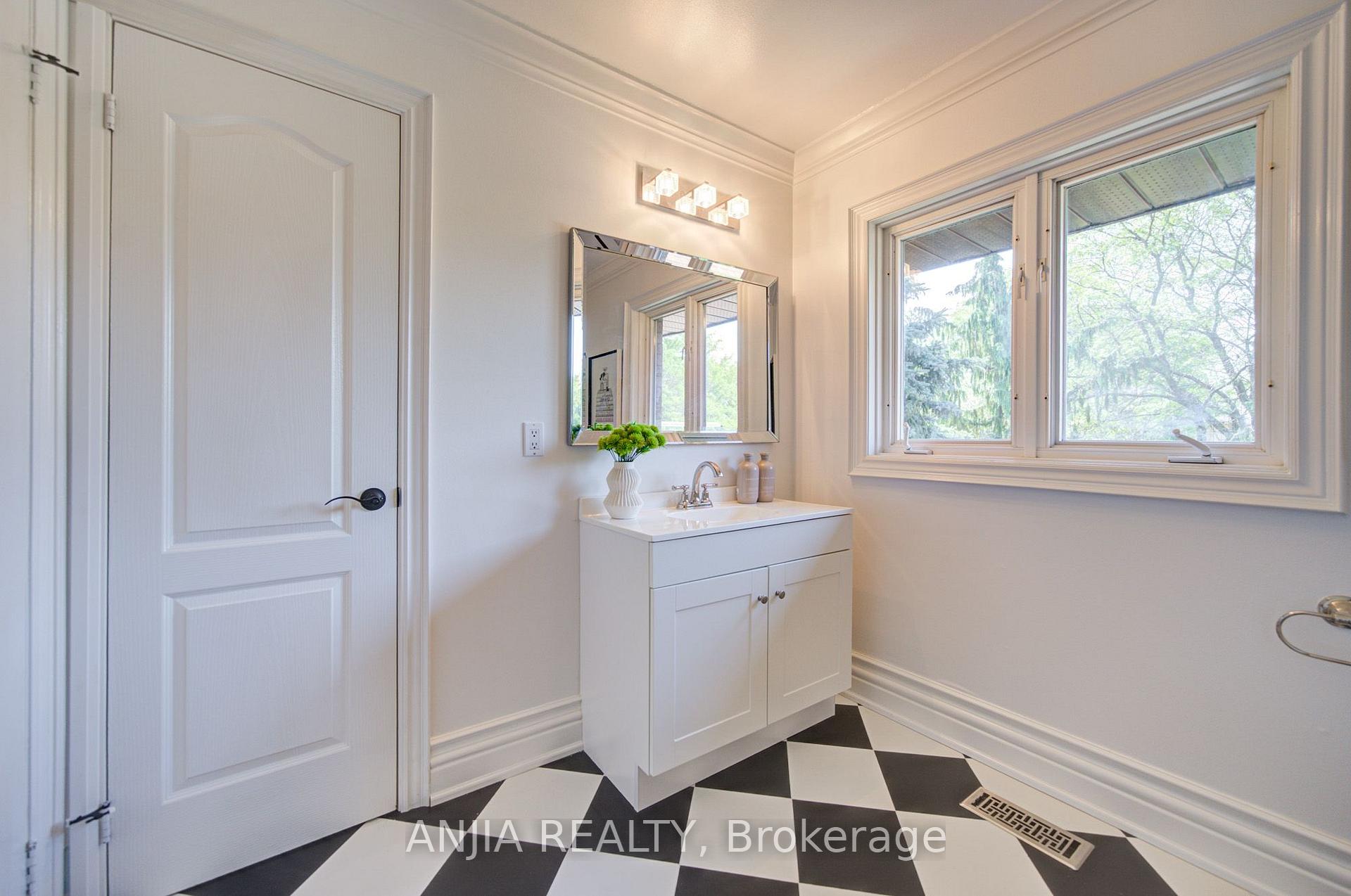 Photo 24 of 8 Calderbridge Crescent, Markham, Unionville — HOMEH