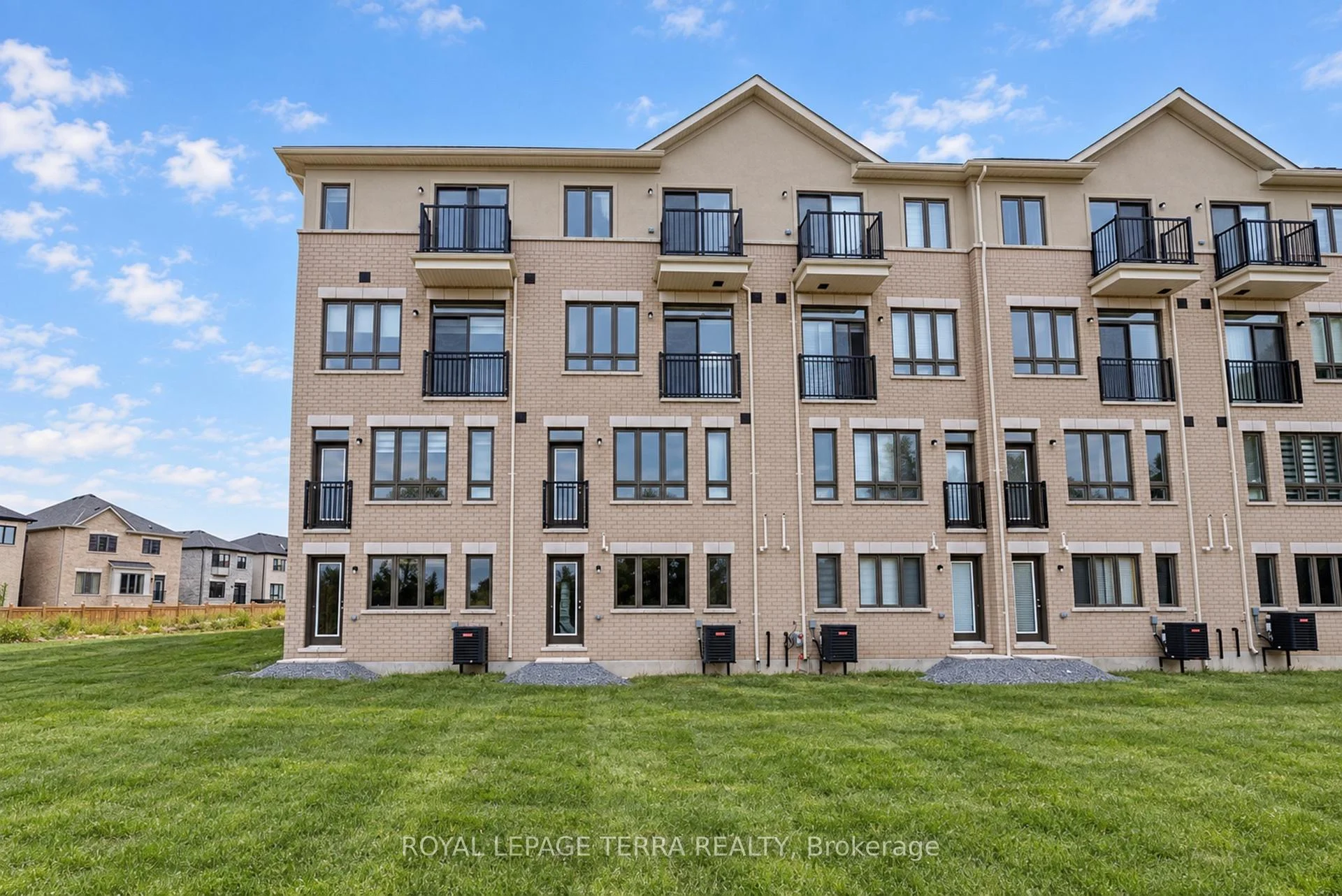 Photo 13 of 51 Upper Paradise Way, Whitby, Rural Whitby — HOMEH
