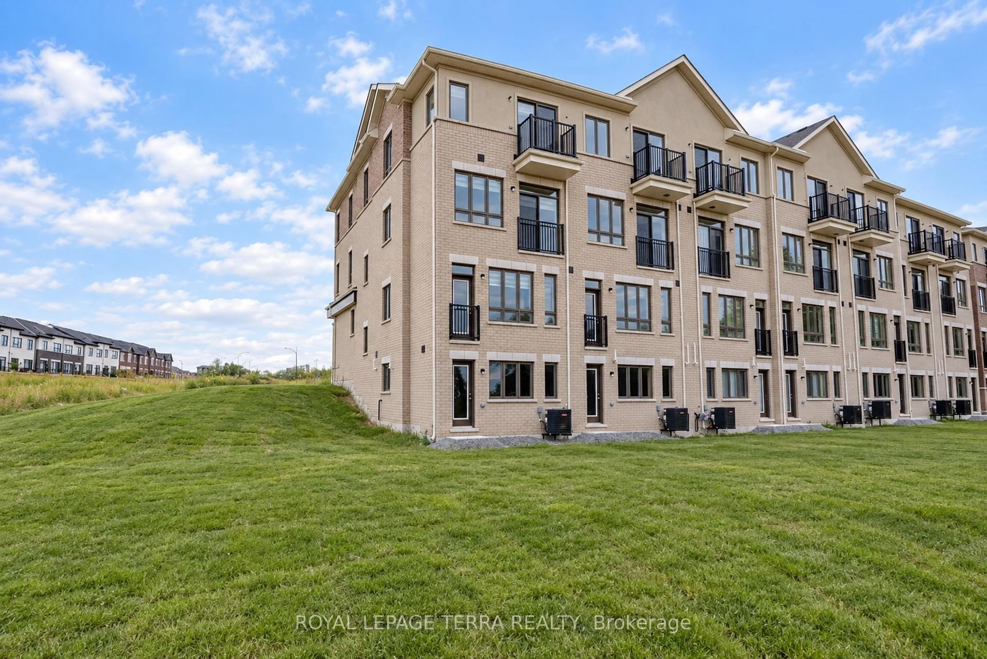 Photo 14 of 51 Upper Paradise Way, Whitby, Rural Whitby — HOMEH