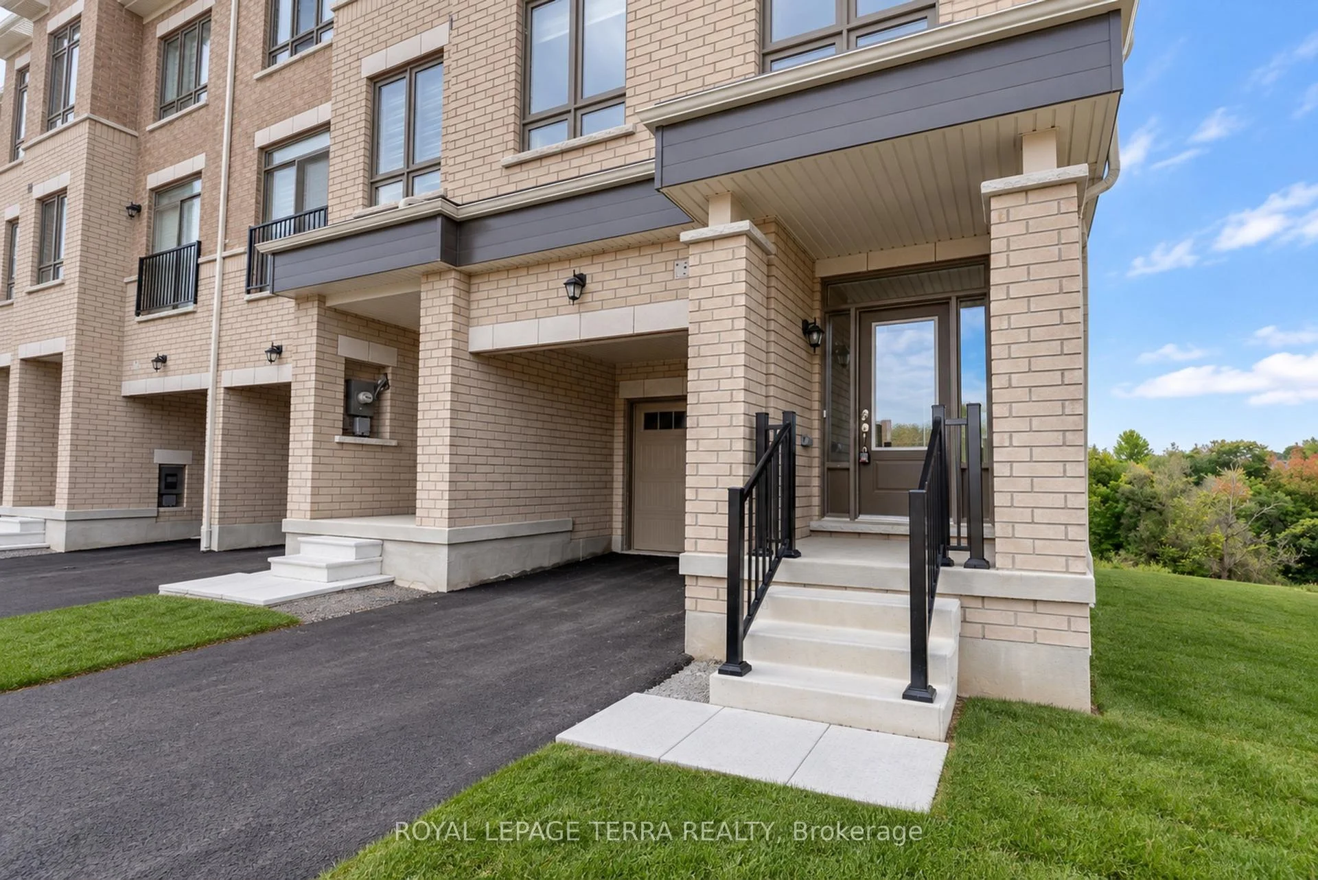 Photo 17 of 51 Upper Paradise Way, Whitby, Rural Whitby — HOMEH