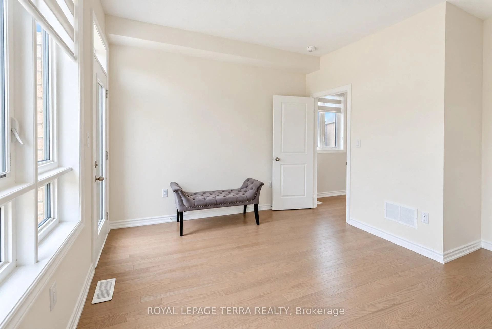Photo 31 of 51 Upper Paradise Way, Whitby, Rural Whitby — HOMEH