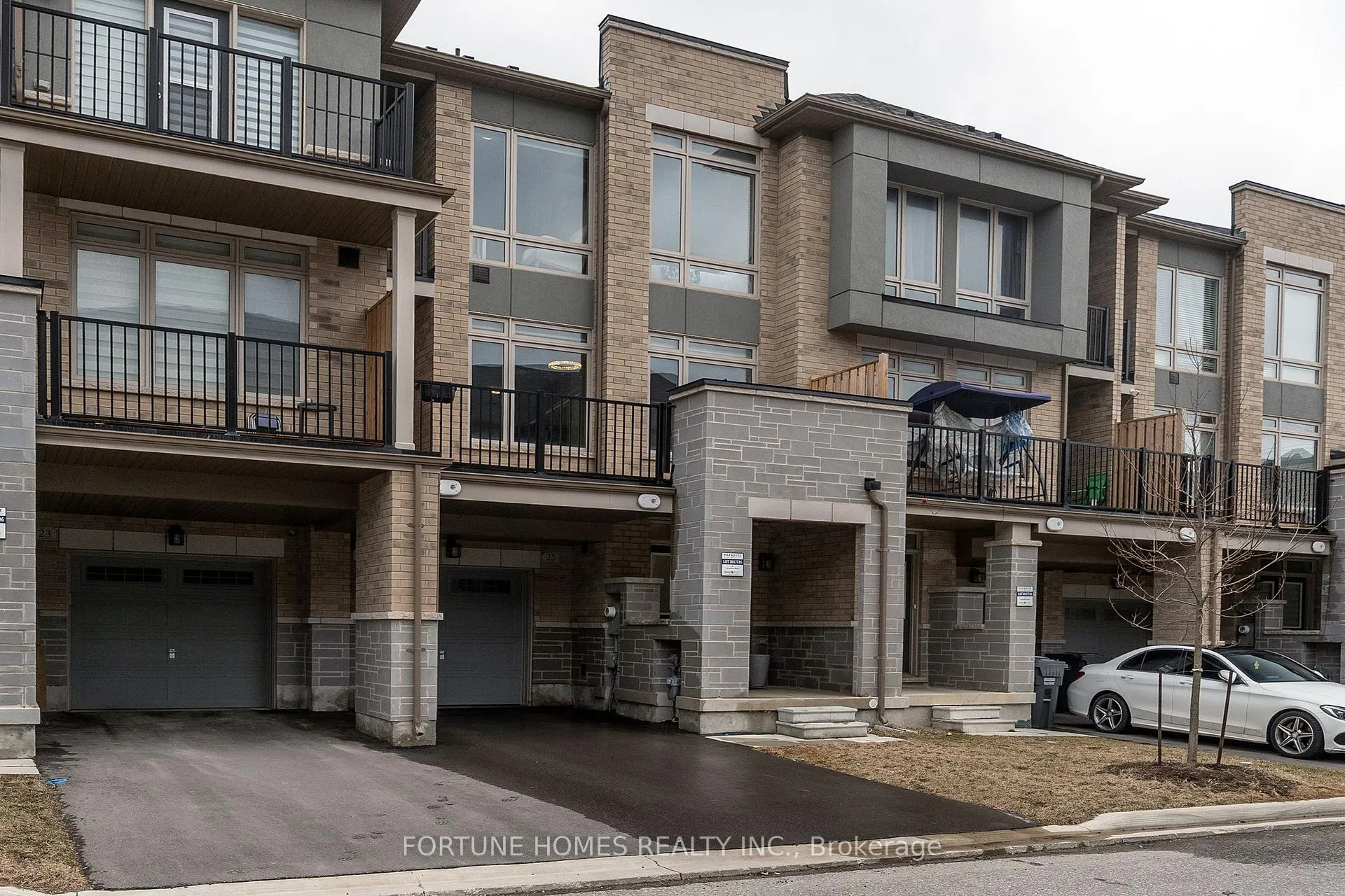 Photo 2 of 25 Arrowview Drive, Brampton, Northwest Brampton — HOMEH