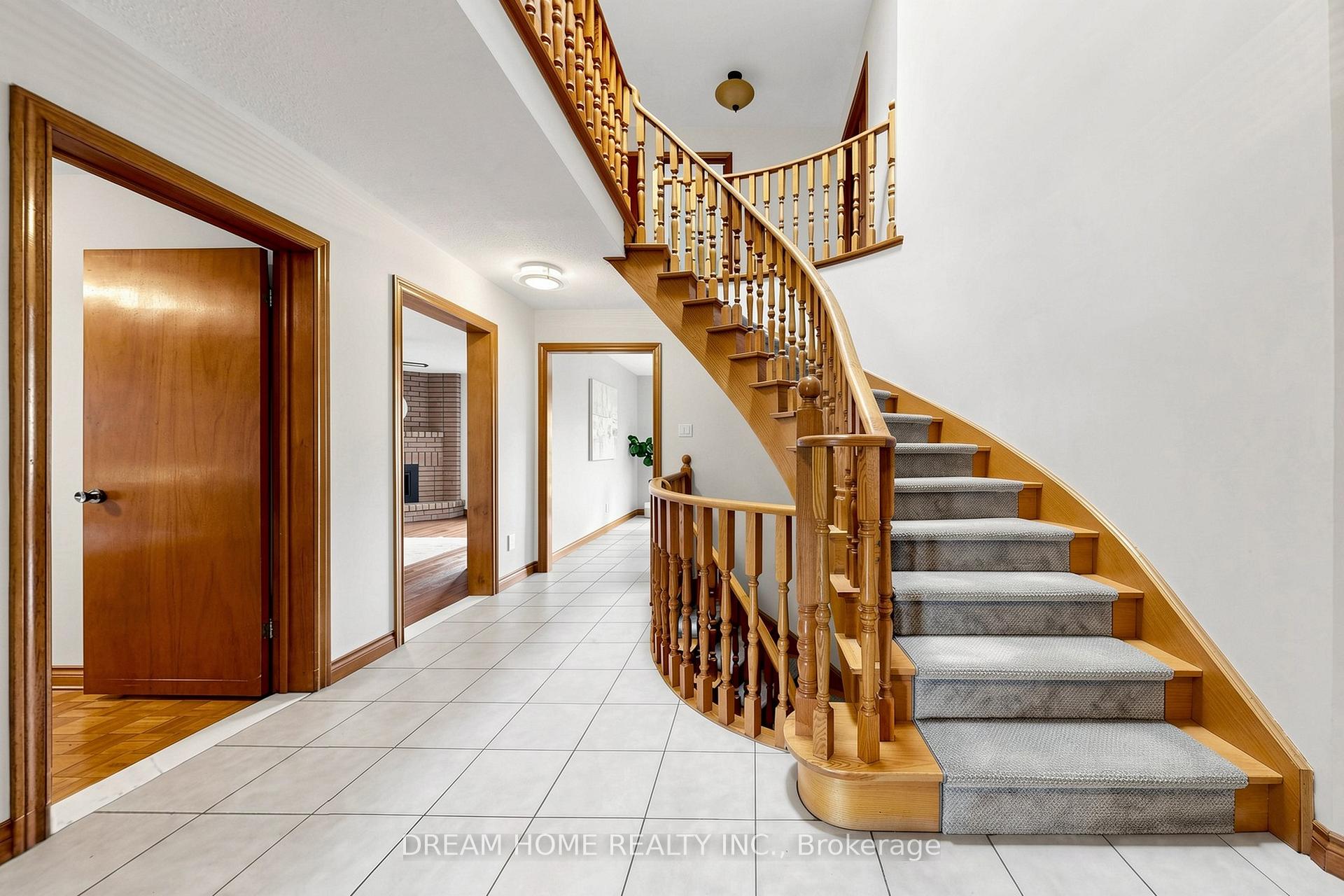 Photo 4 of 312 Valeria Boulevard, Vaughan, East Woodbridge — HOMEH