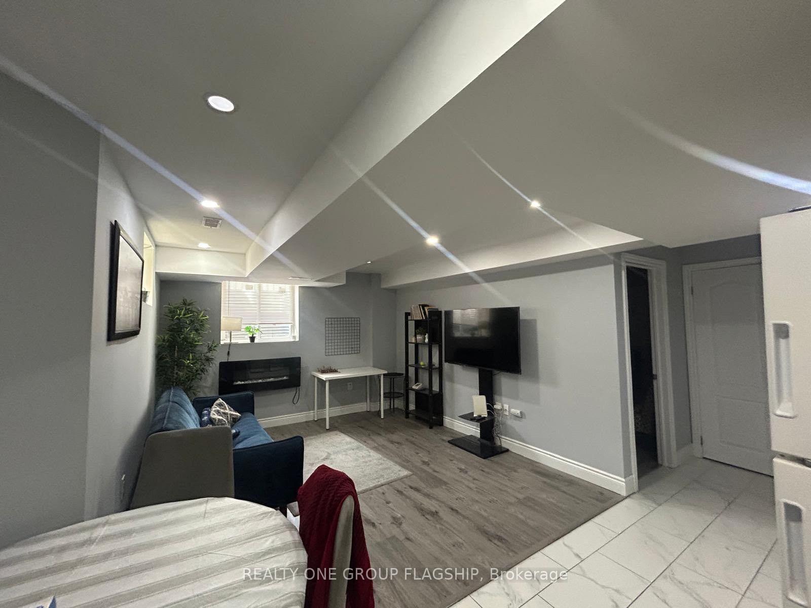 Photo 10 of 7 Hoxton Road, Brampton, Bram West — HOMEH