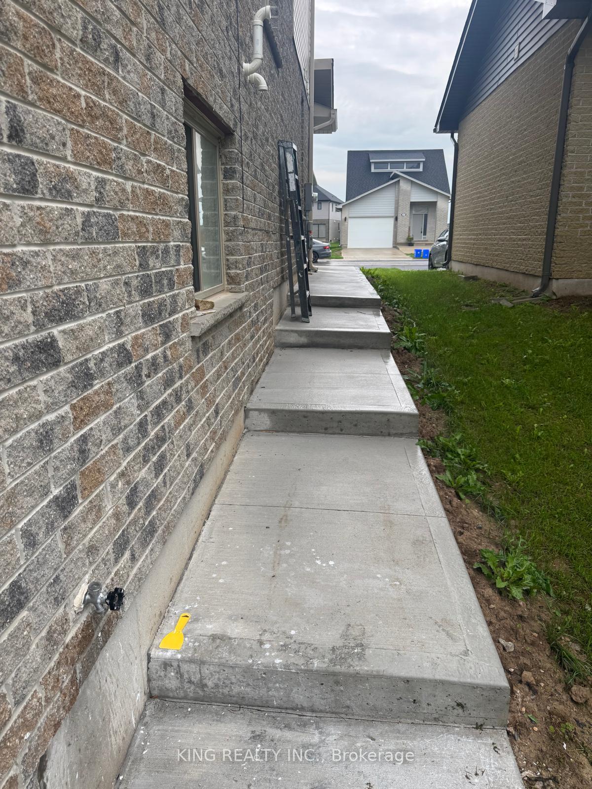 Photo 4 of Unit LOWER, 2004 Evans Boulevard, London, South U — HOMEH