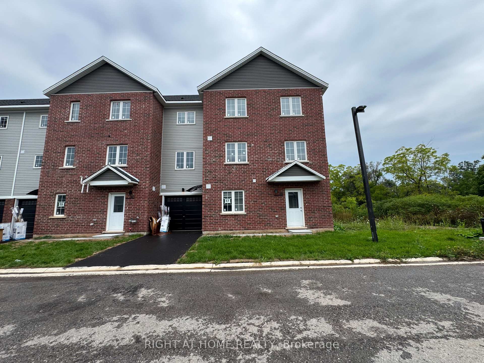 Photo 1 of Unit (MAIN), 99 Highriver Trail, Welland, Broadway — HOMEH